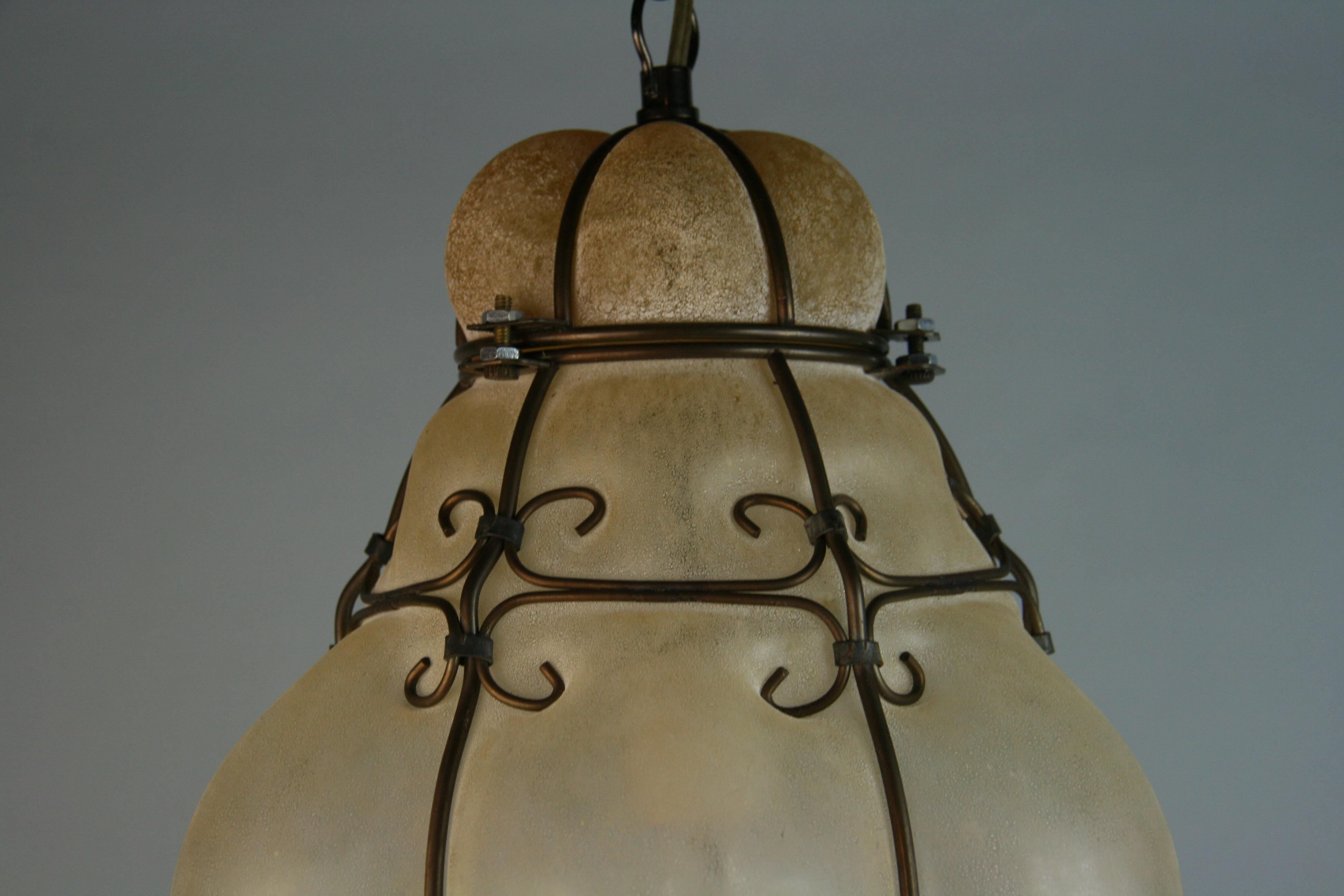 Venetian Clear Glass Pendant with Embedded Sand Finish In Good Condition For Sale In Douglas Manor, NY