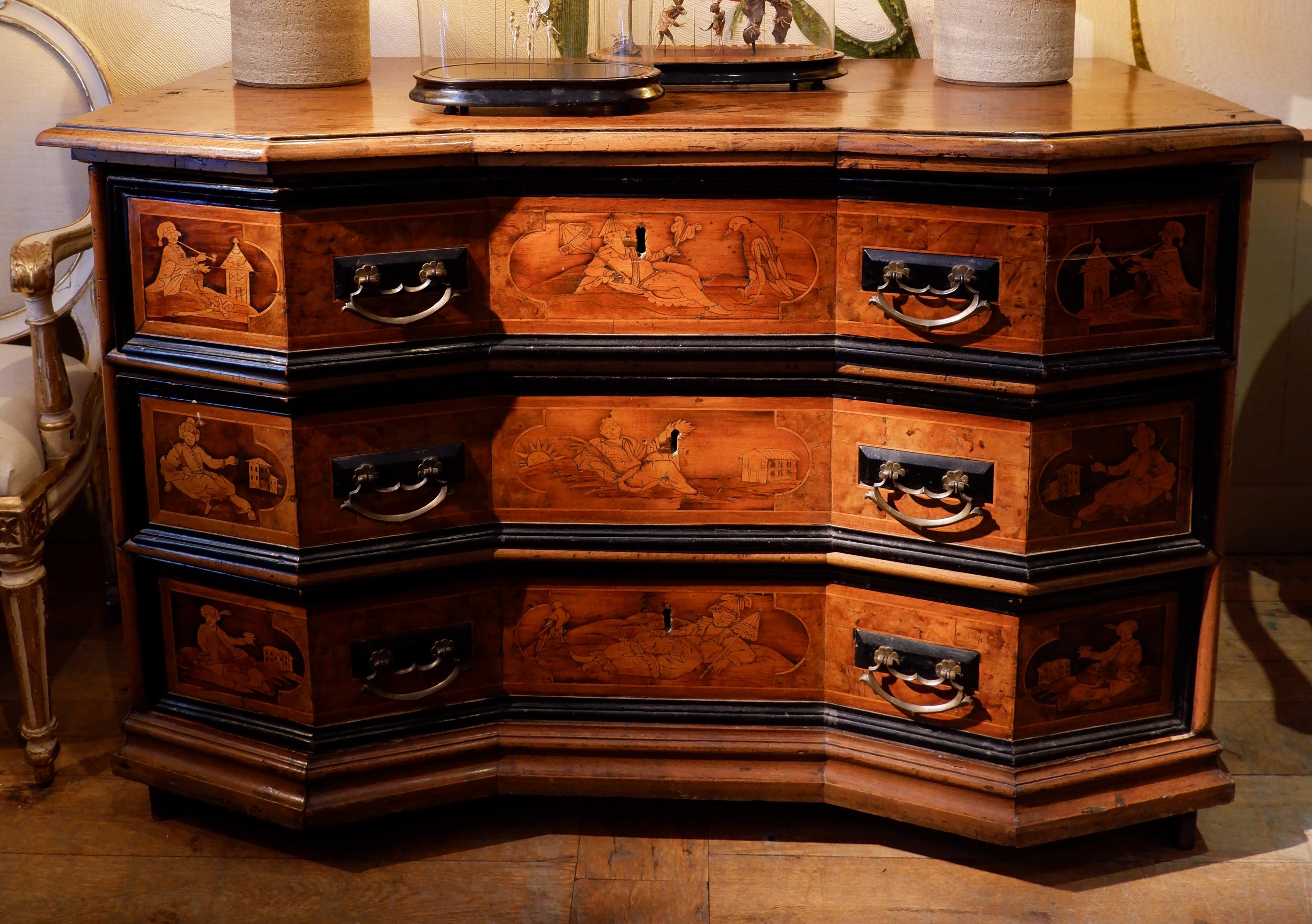 Diese beeindruckende venezianische Kommode aus dem späten 19. Jahrhundert ist ein Meisterwerk der Handwerkskunst und des Designs. Er ist aus reichlich gewachstem Nussbaumholz gefertigt und zeigt mit seinen exquisiten Intarsien die für Venedig in