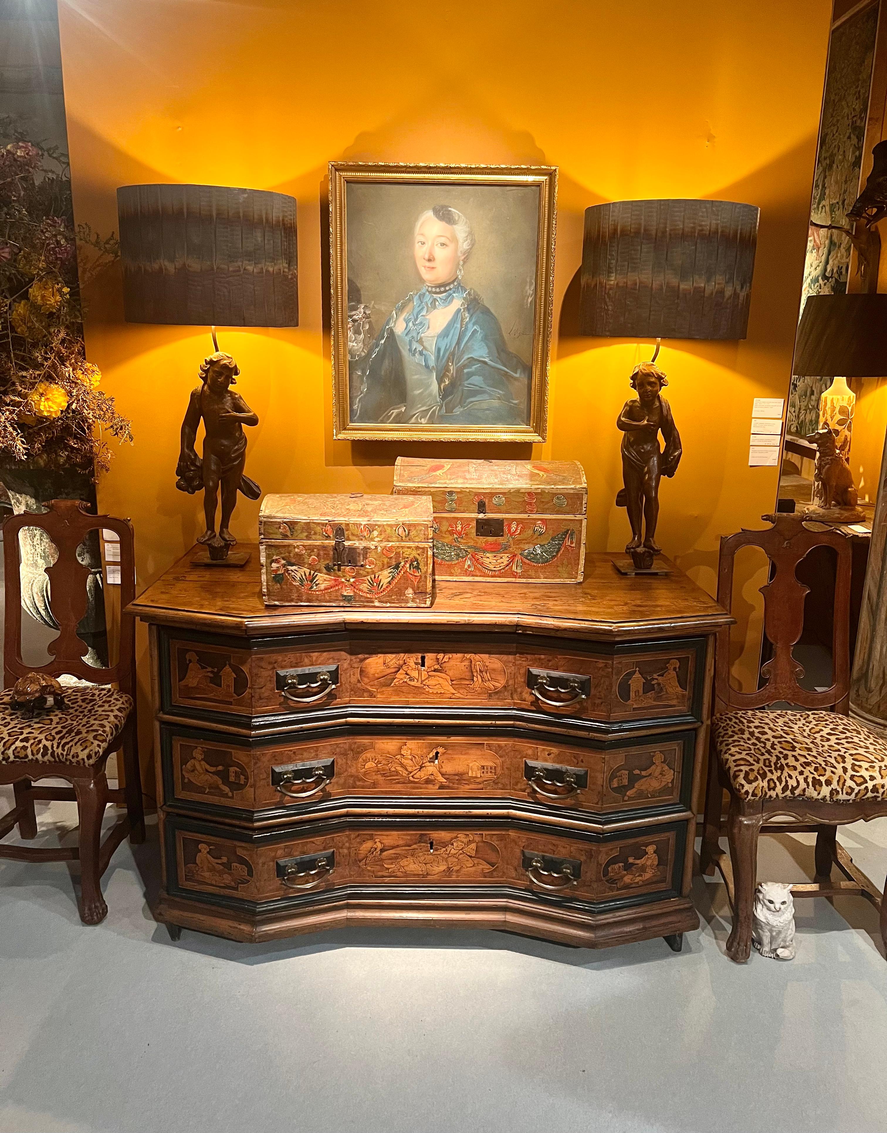Venezianische Kommode mit Intarsien - 19. Jahrhundert, Nussbaum und orientalische Motive (Marketerie) im Angebot