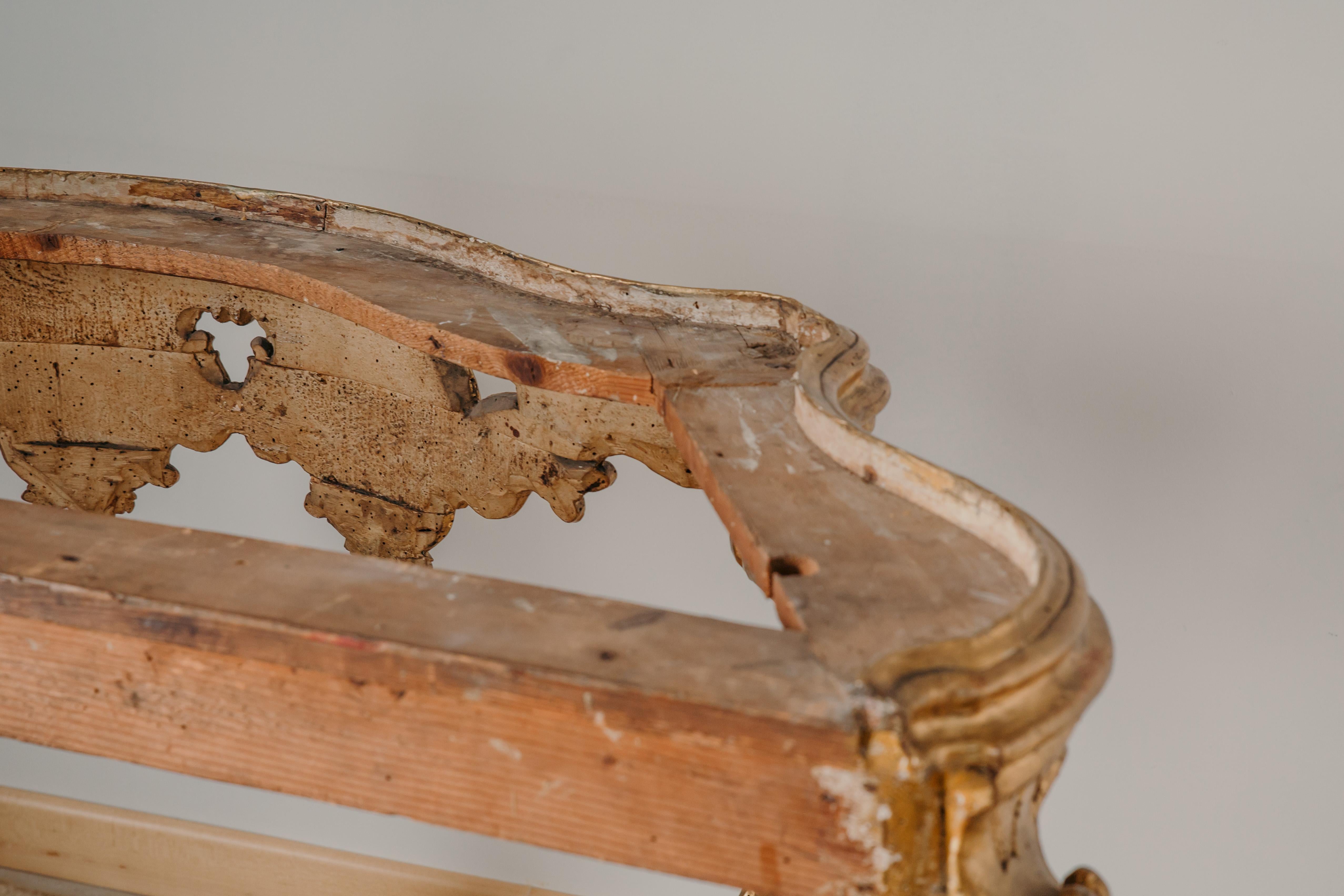 Italian, venetian XVIII century console table in gilded wood For Sale 3