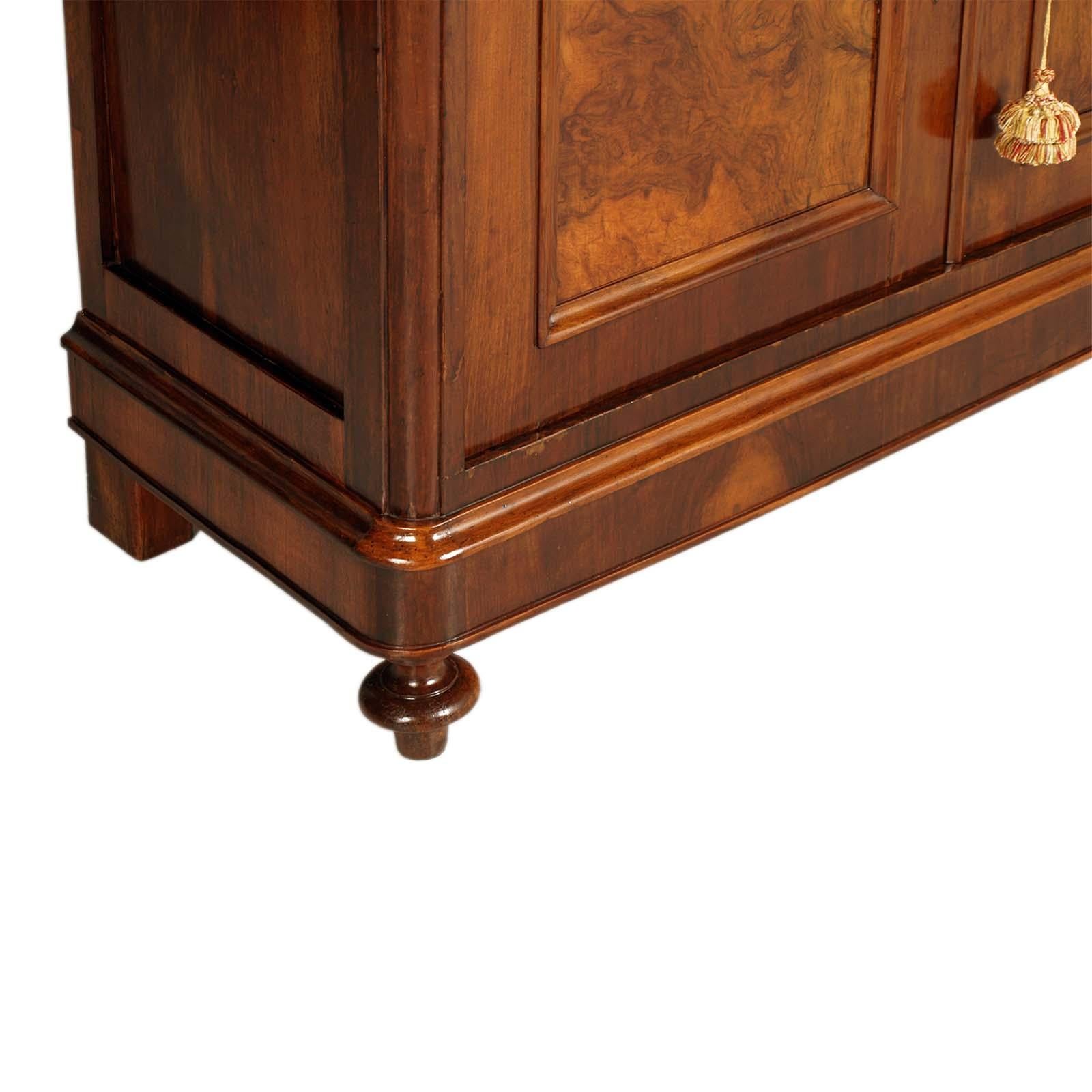 All original, elegant and important Venetian sideboard from the mid-19th century, Biedermeier period, in solid walnut and walnut veneer, with two doors and two drawers, wax polished

About Bassano's Ebanistery
The Bassano del Grappa area, up to the
