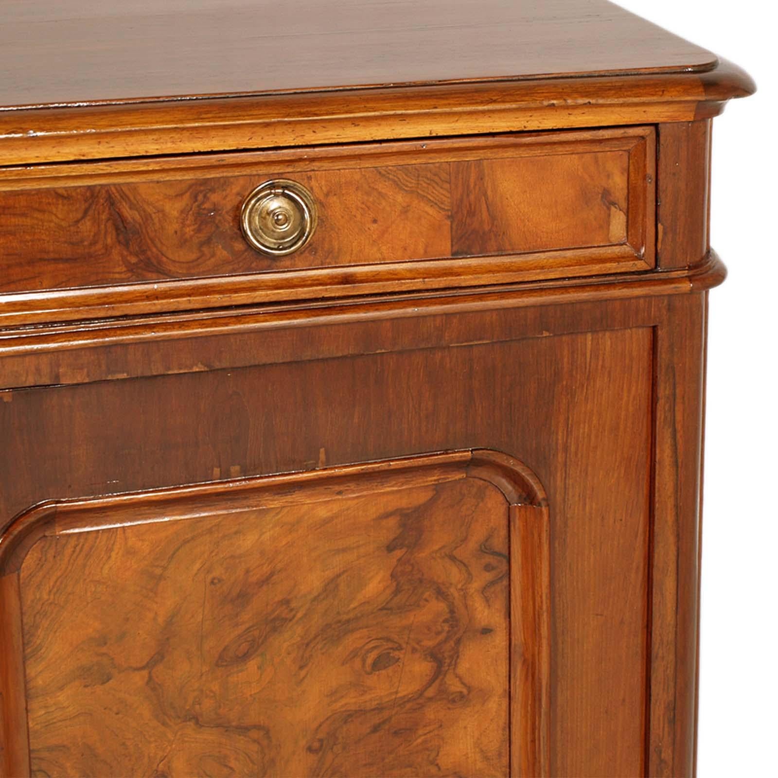 Italian Venetian Credenza Sideboard Mid 19th Century Biedermeier in Walnut wax polished For Sale