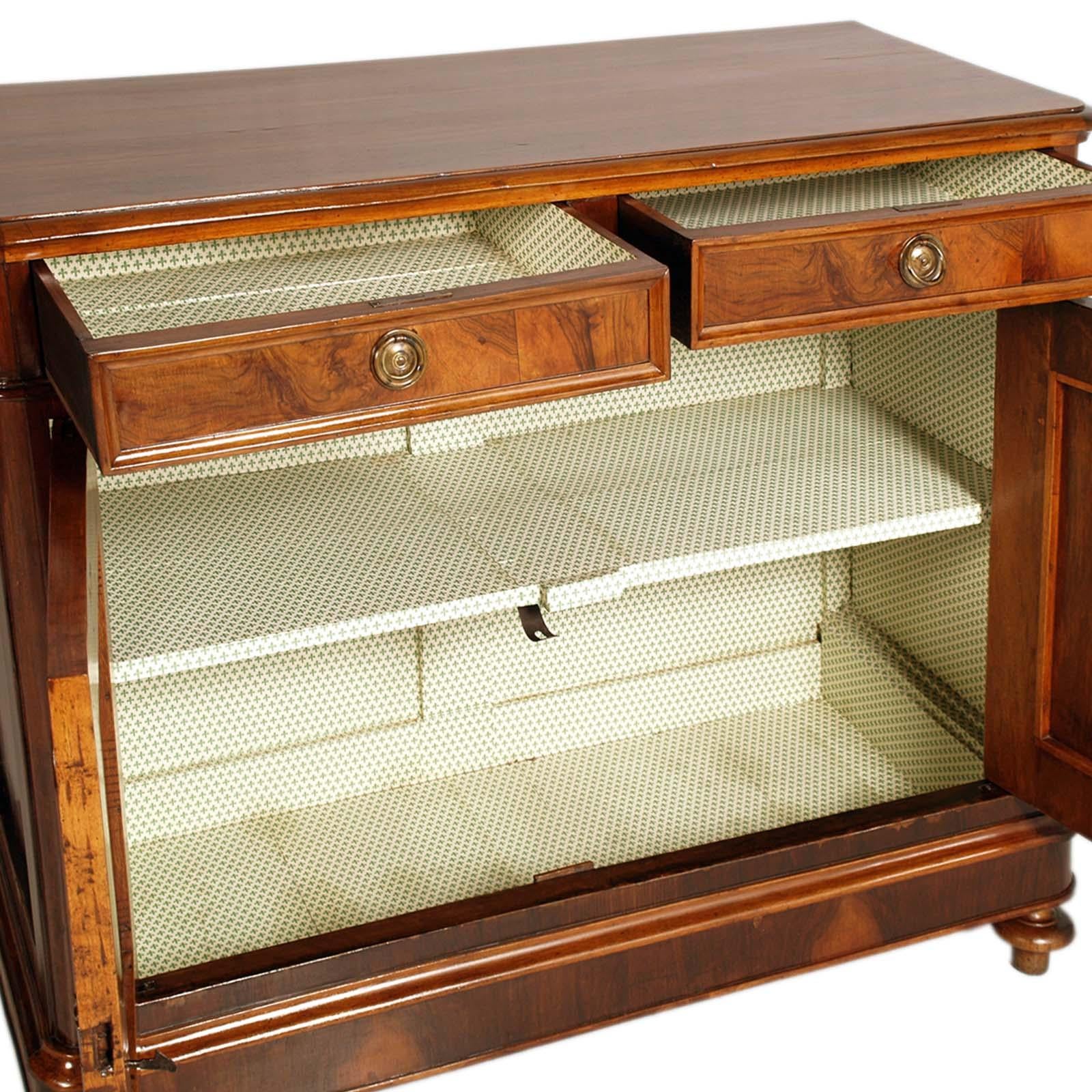 Venetian Credenza Sideboard Mid 19th Century Biedermeier in Walnut wax polished In Good Condition For Sale In Vigonza, Padua