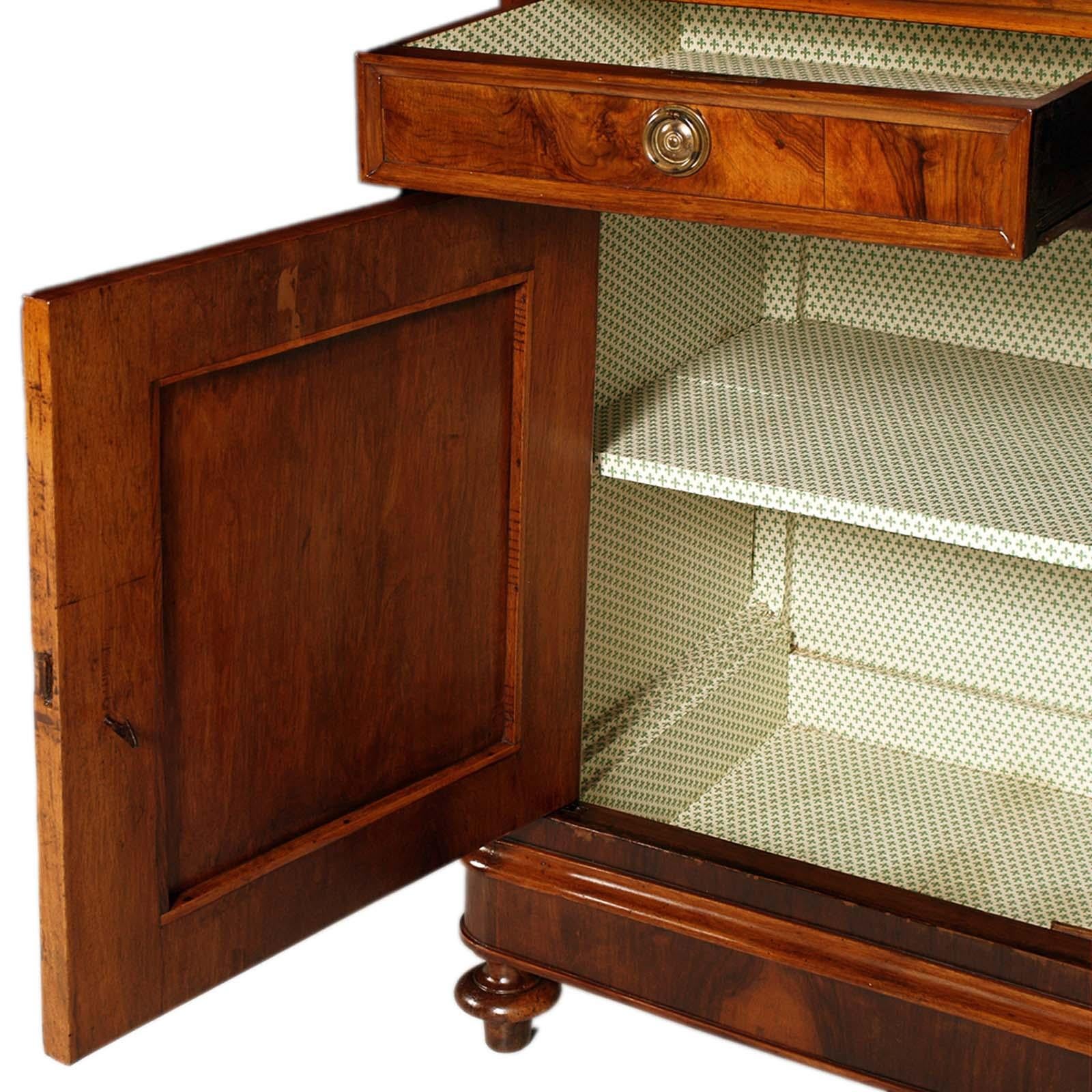 Venetian Credenza Sideboard Mid 19th Century Biedermeier in Walnut wax polished For Sale 1