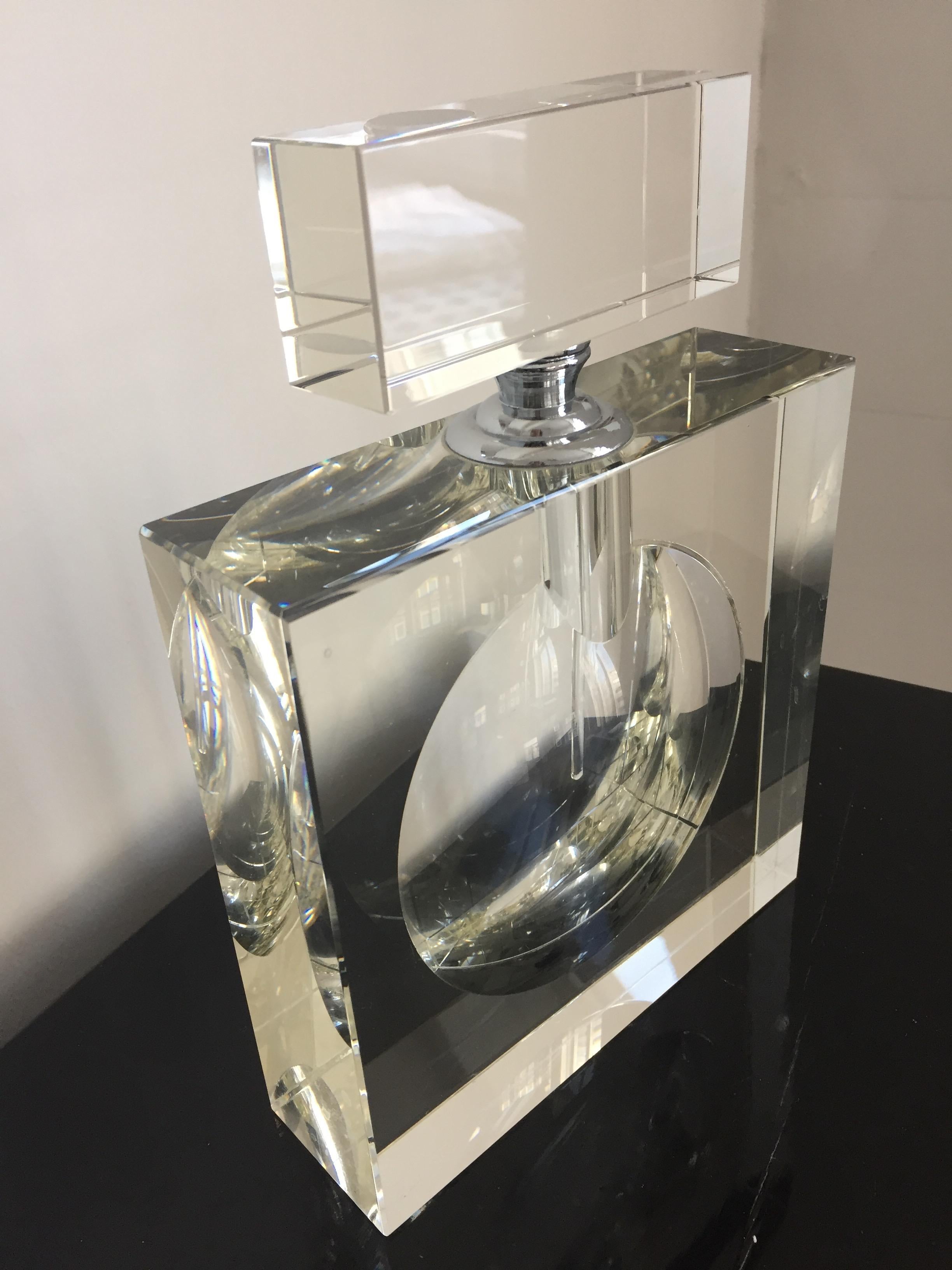 Flacon de parfum, classe cristal de Venise, design Modern dans le style de Chanel, créé en 1950, parfait état, capuchon avec détail crome,
Dimensions : 23 cm de hauteur, capuchon compris, 16 cm de largeur et 4,8 cm de profondeur.