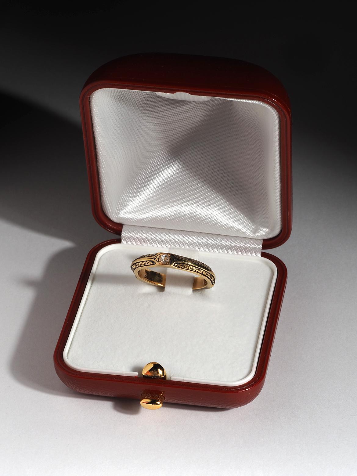 Anello con diamante veneziano in oro giallo e annerito 18 carati in vendita 9