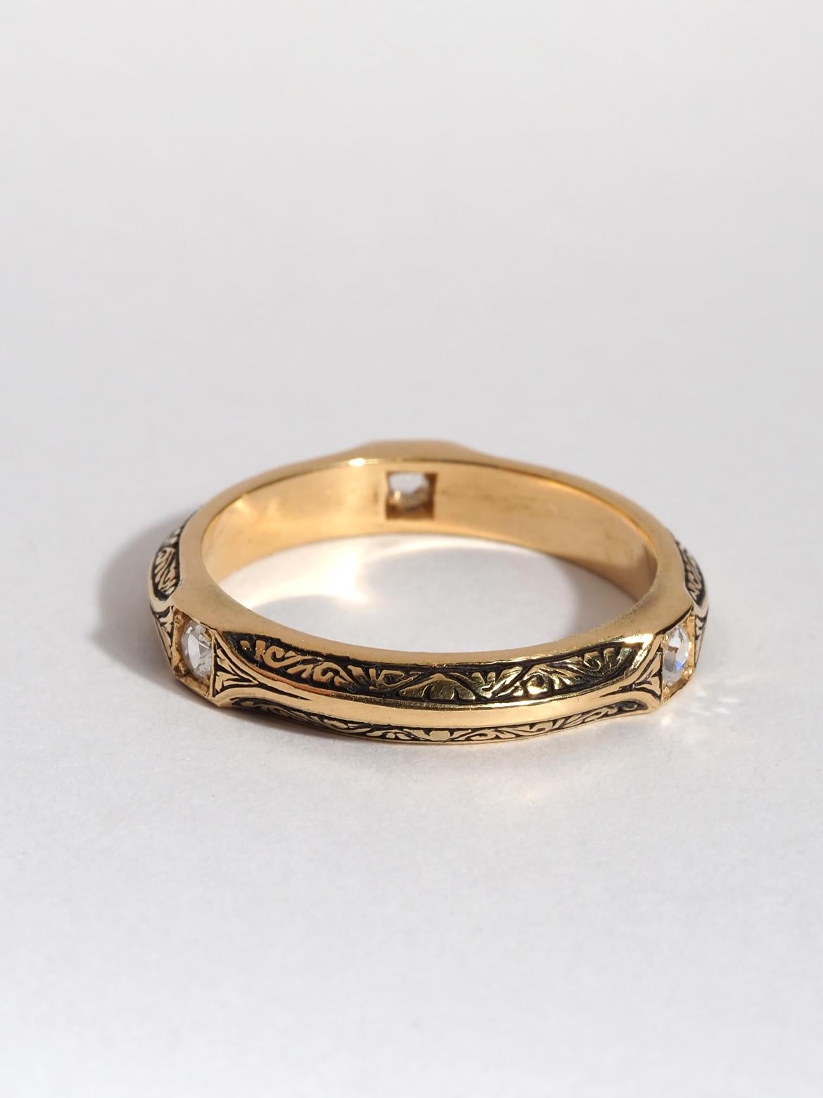 Anello in oro giallo 18 carati e parzialmente annerito con tre diamanti taglio rosa
Peso dell'anello - 5 gr
Misura dell'anello - 7,25 US / 17,5 mm / N16 / circonferenza - 55
dimensione dei diamanti - 2 mm
peso totale dei diamanti - 0,2 carati
