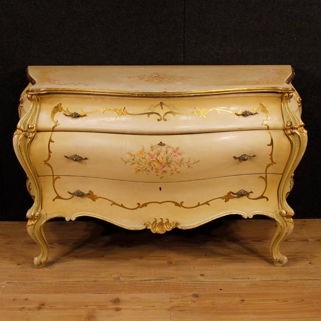 Venetian chest of drawers in carved, gilded, lacquered and hand-painted wood with very pleasant floral motifs. Furniture with three drawers of excellent capacity and service. Beautifully decorated 20th century chest of drawers ideal for a bedroom or