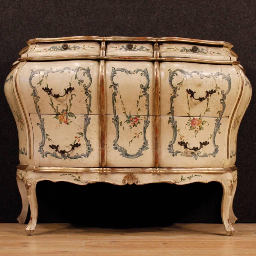 Venetian dresser of the 20th century. Furniture in richly carved, lacquered, silver and hand painted wood with floral decorations of excellent quality. Chest of drawers with three small drawers and two large drawers of good capacity and service.