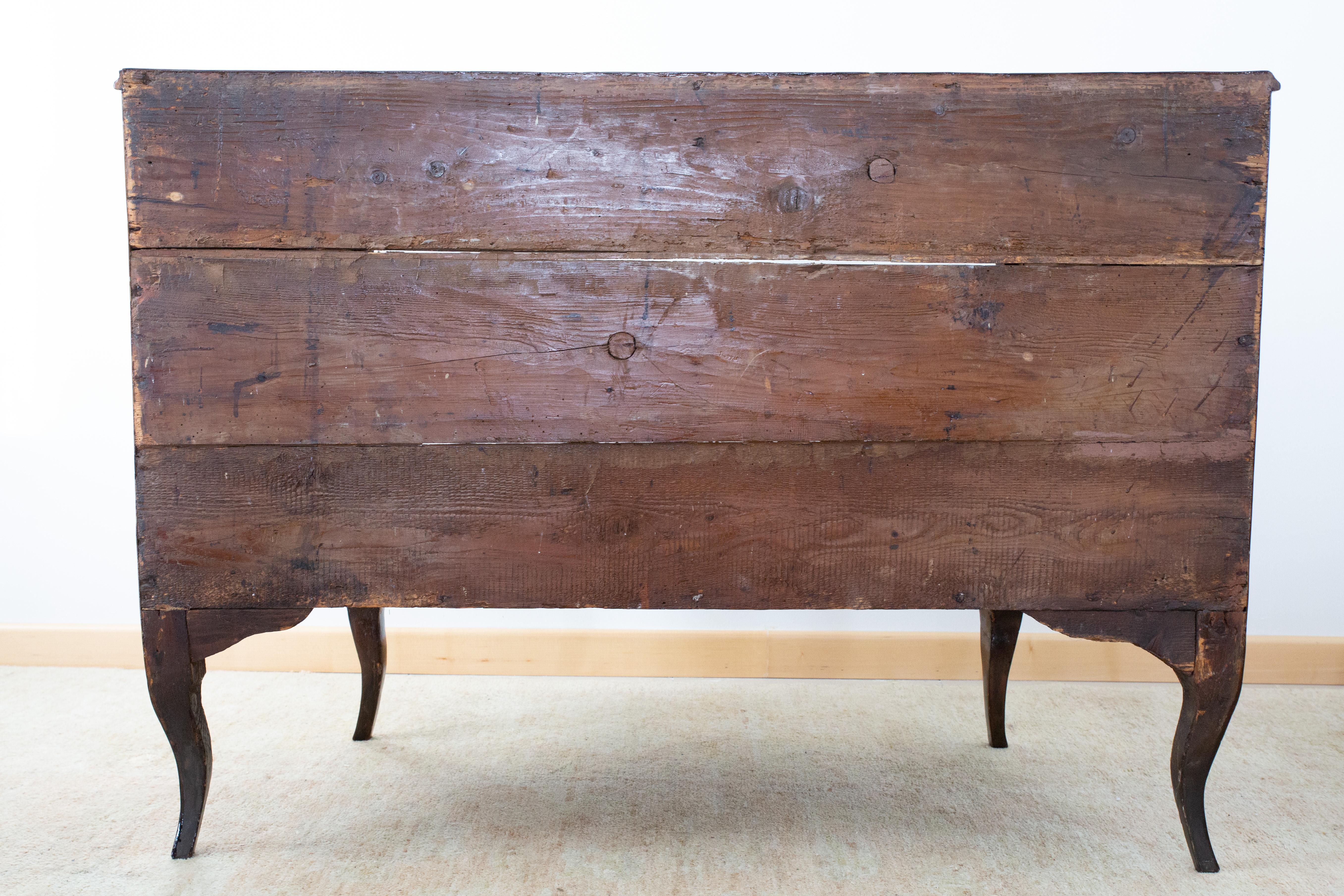 18th Century Venetian dresser shaped on the front and sides, 18th century For Sale
