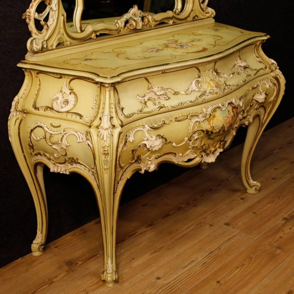 Venetian dresser with mirror from 20th century. Furniture in richly carved, lacquered and painted wood with floral decor and romantic scenes. Chest of drawers with three drawers of excellent capacity and service. Original mirror in excellent
