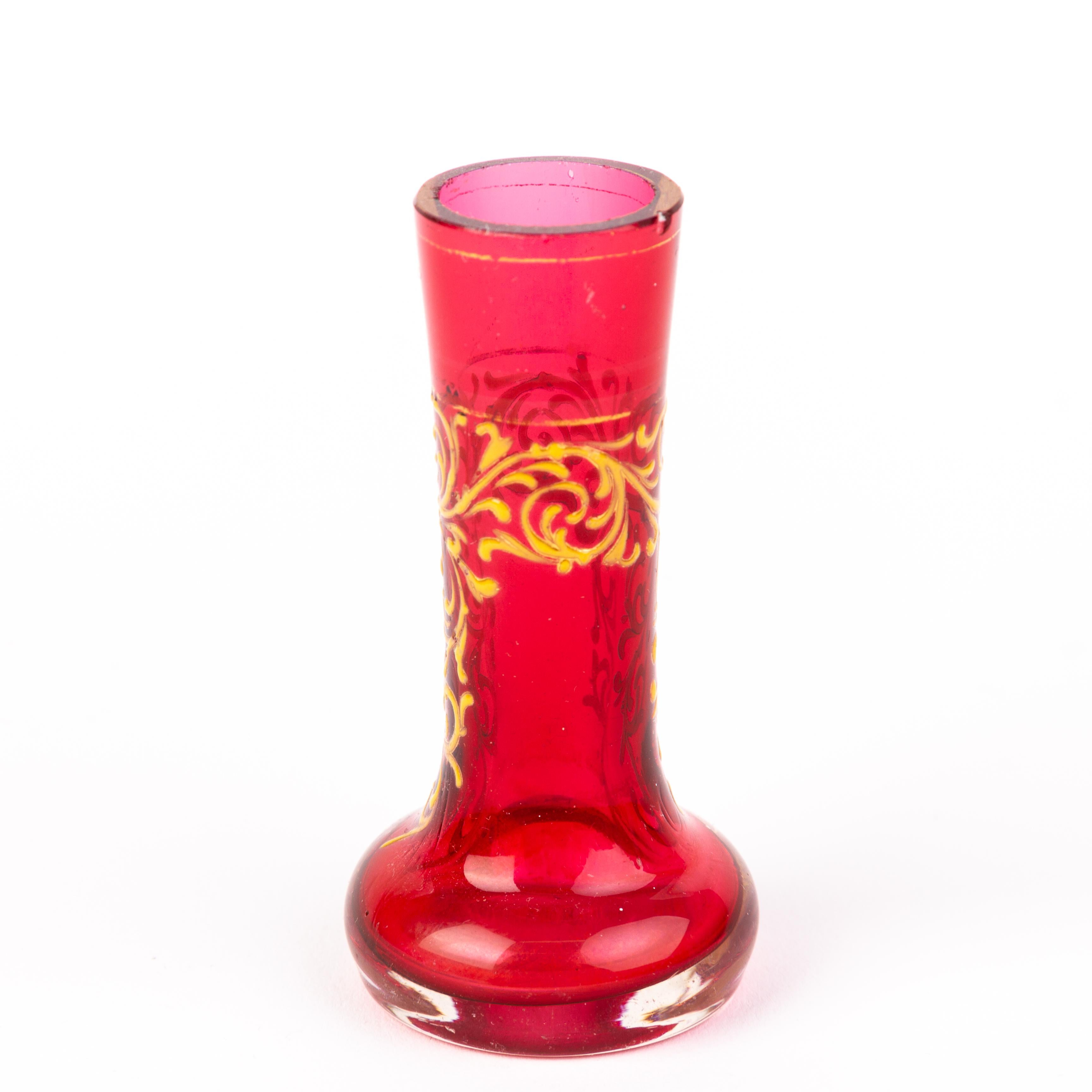 Venetian Enamel Ruby Glass Vase
Good condition
Free international shipping.