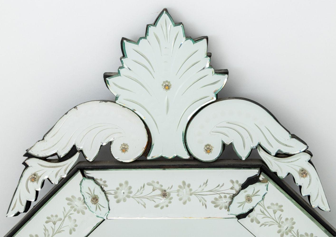 Miroir octogonal vénitien à motif floral gravé, verre biseauté. 41