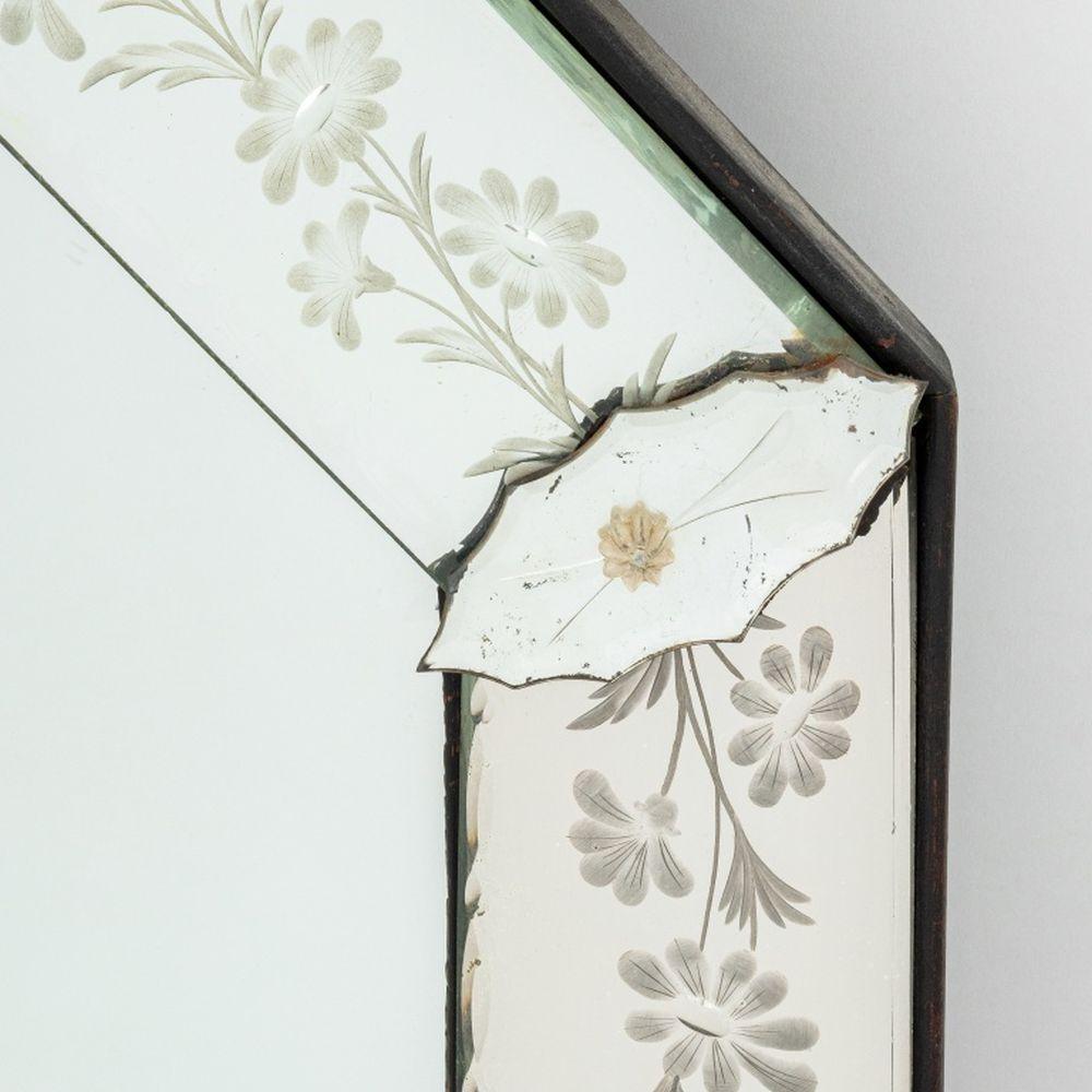 Moderne Miroir octogonal vénitien à motif floral gravé en vente