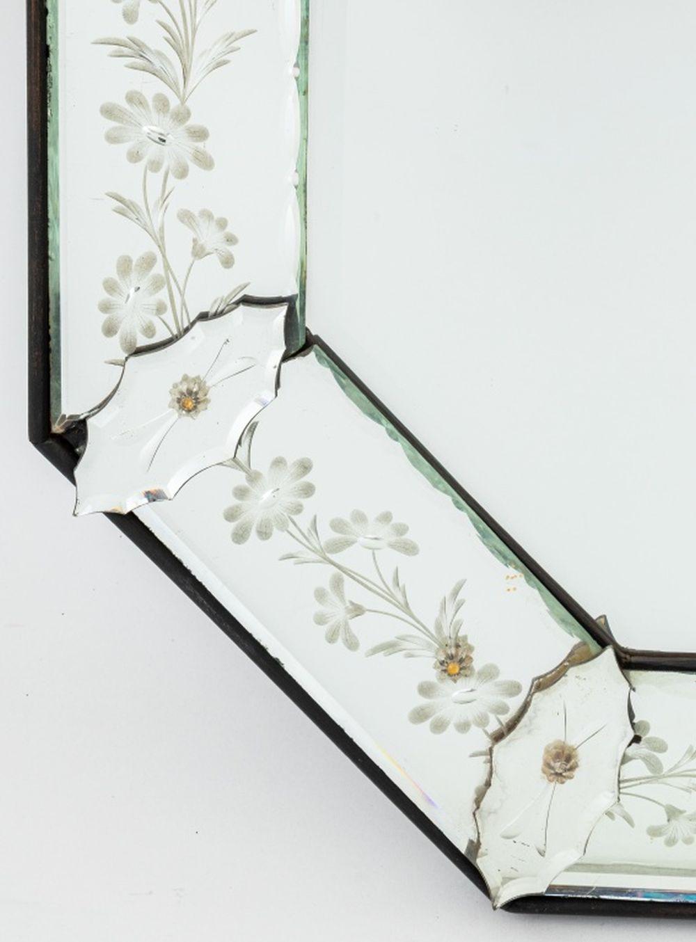 italien Miroir octogonal vénitien à motif floral gravé en vente