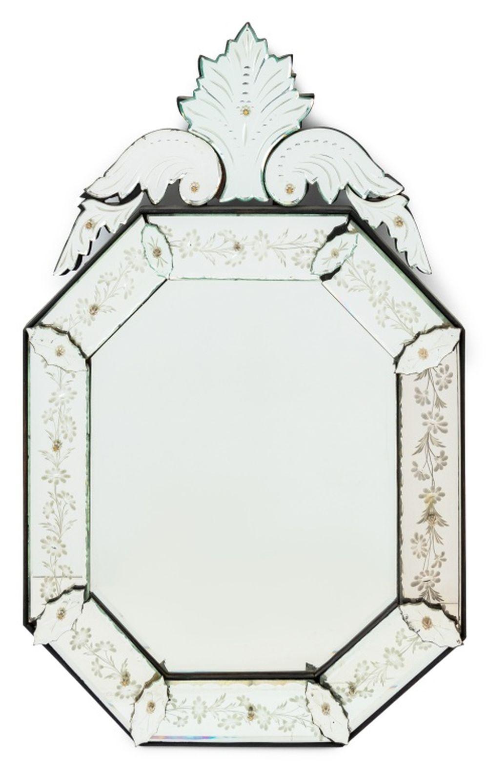 Miroir octogonal vénitien à motif floral gravé Bon état - En vente à Astoria, NY