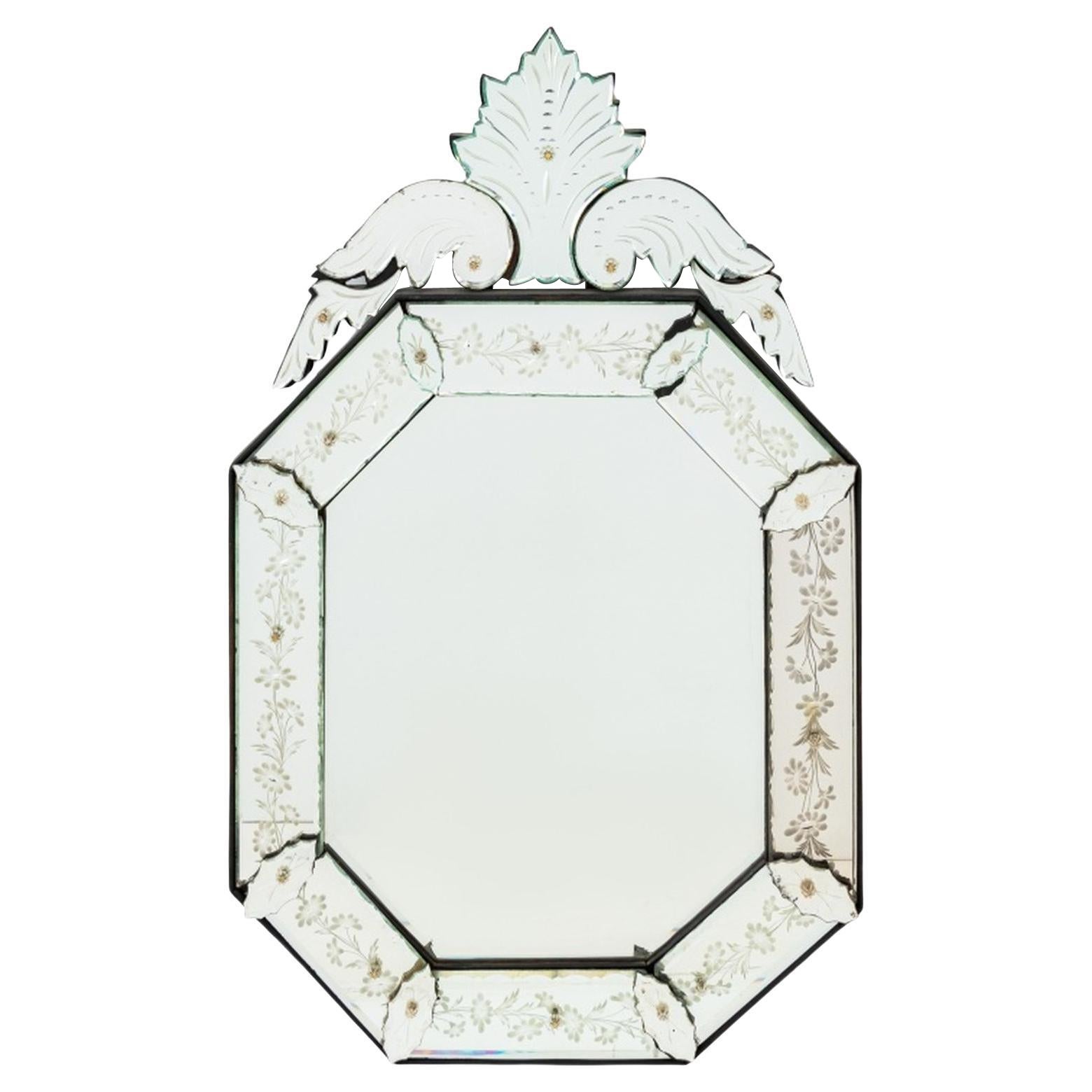 Miroir octogonal vénitien à motif floral gravé en vente