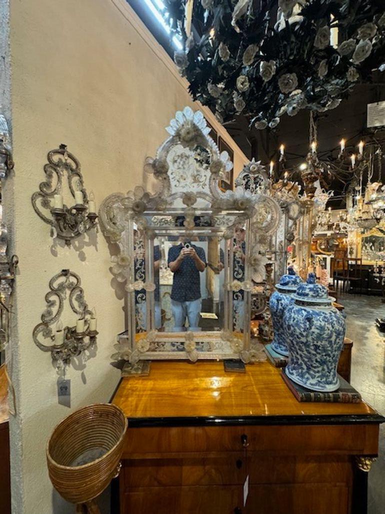 Bellissimo specchio veneziano in vetro acidato dei primi del Novecento. Circa 1920. Un tocco classico e senza tempo per un interno raffinato. 38L x 53H
