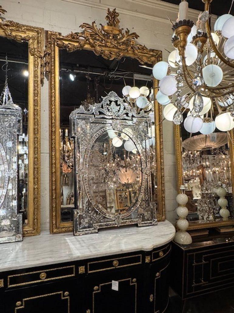Impressionnant miroir vénitien ancien en verre gravé avec verre biseauté d'origine. Circa 1920. Une belle addition à n'importe quelle maison ! 34L x 55H
