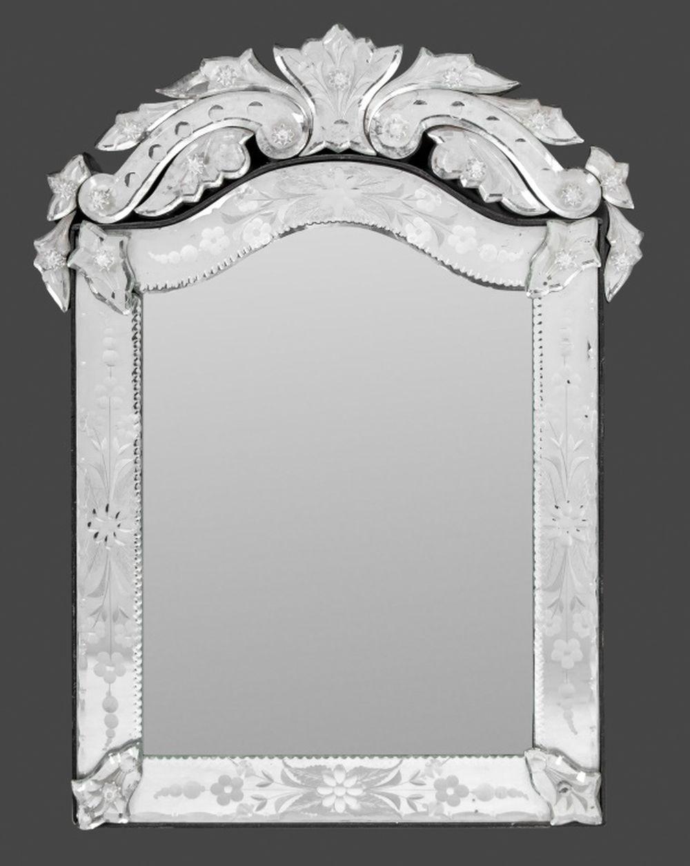 Specchio veneziano in vetro acidato, 20° secolo, con cresta foliata, cornice marginale con decorazione floreale incisa e piastra a specchio smussata. 18,5