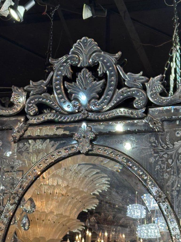 Miroir vénitien en verre gravé en vente 1