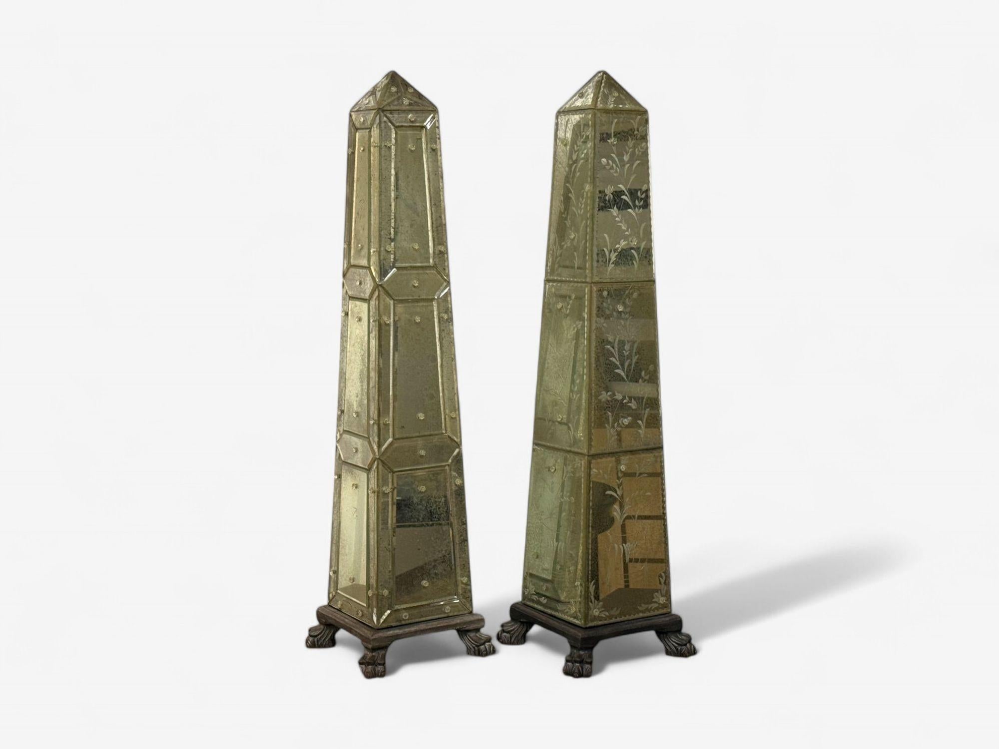Veneziano, Pannelli di vetro inciso, Specchio invecchiato, Obelischi, 20° C.

Una coppia di obelischi veneziani a specchio progettati e prodotti nel XX secolo. Ogni esemplare ha 12 pannelli di vetro acidato applicati ai quattro lati e poggiano su