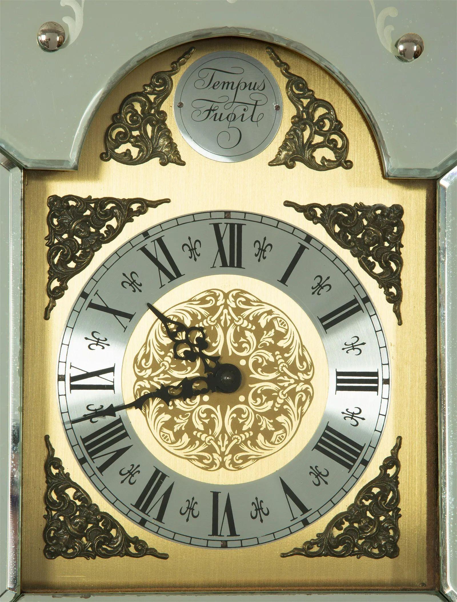 Hollywood Regency Stil Beveled Etched Glas Großvater Uhr. Dieses hochdekorative Kunstwerk im Hollywood-Regency-Stil hat ein Gehäuse aus Giltwood mit abgeschrägten, geätzten venezianischen Spiegeln an den Seiten und auf der Vorderseite. Diese Tempus