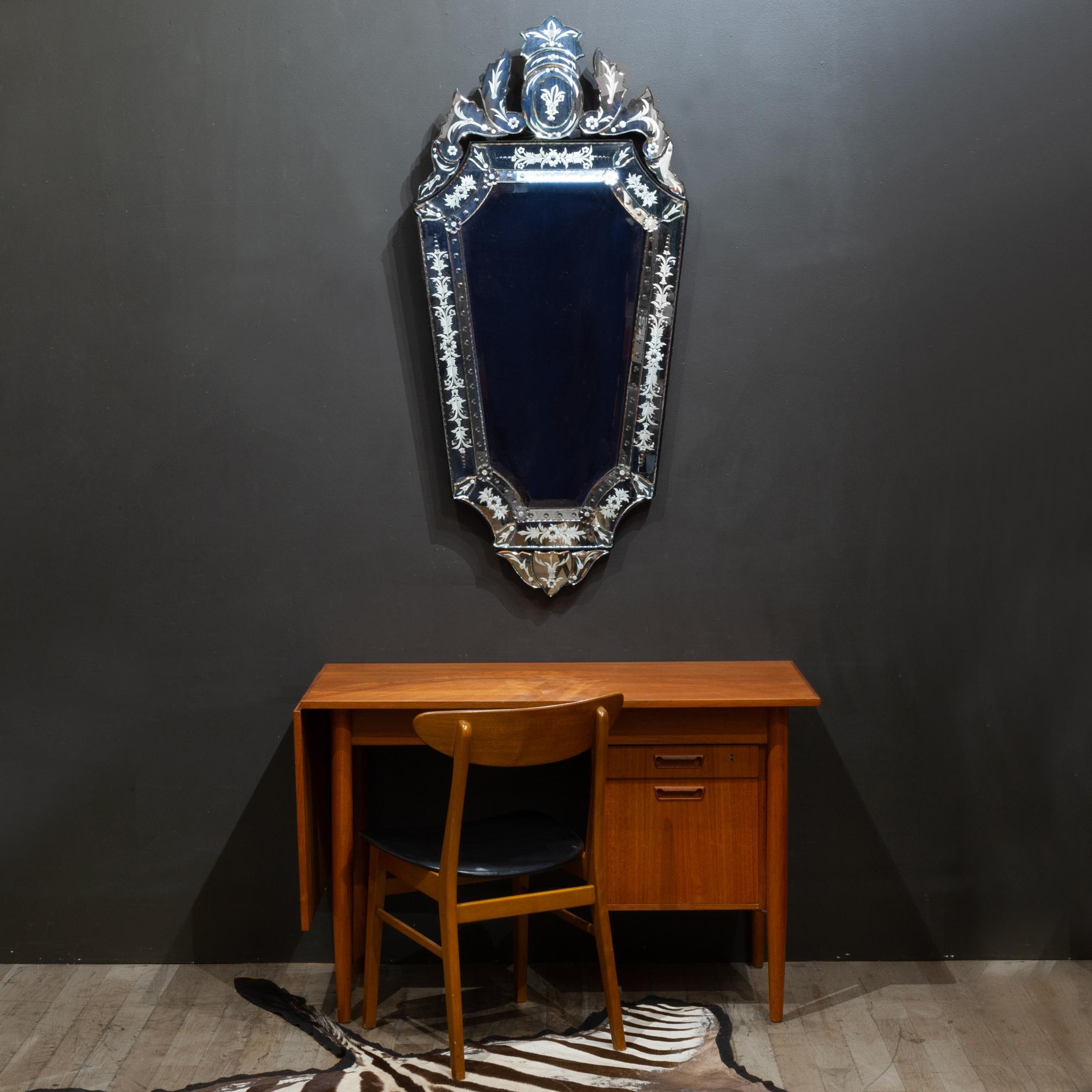 À PROPOS DE

Miroir en verre gravé de style vénitien. 

    CREATEUR Inconnu. 
    DATE DE FABRICATION Fin du 20e siècle .
    MATÉRIAUX ET TECHNIQUES Miroir, bois. 
    CONDITION Bon. Usure conforme à l'âge et à l'utilisation. Petit éclat en bas à
