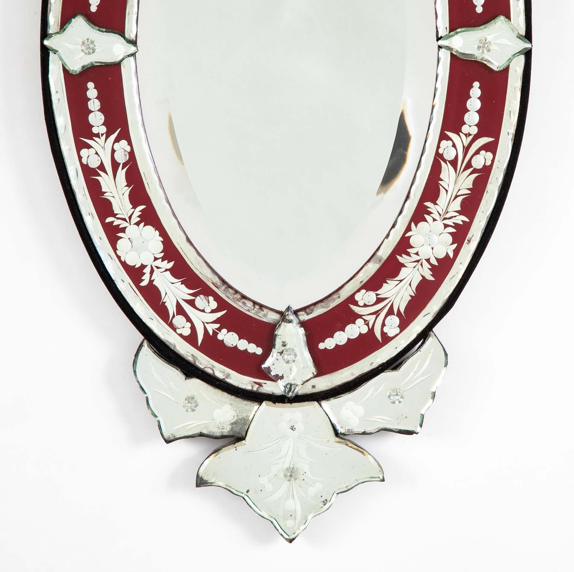 Venezianische geätzte Rot und Silber Glas Rokoko Oval Spiegel im Zustand „Gut“ im Angebot in Stamford, CT