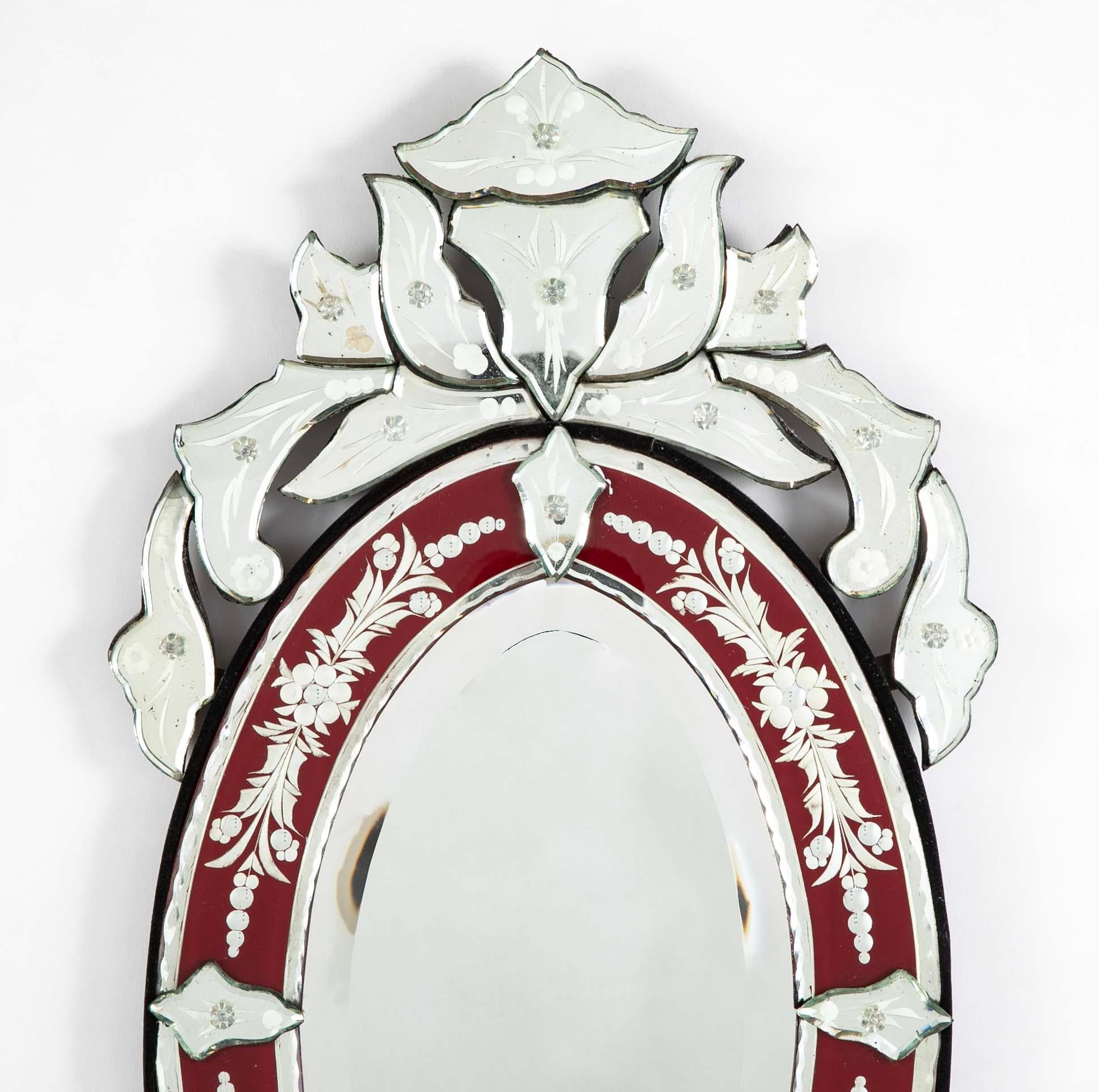 Venezianische geätzte Rot und Silber Glas Rokoko Oval Spiegel im Angebot 1
