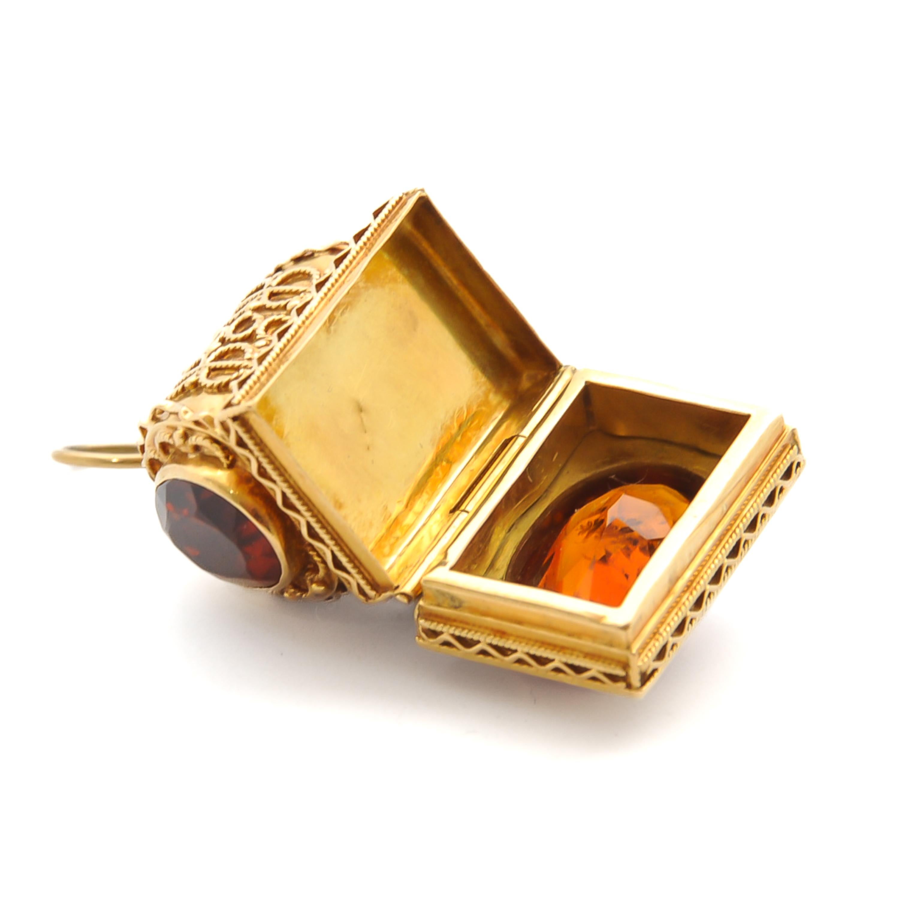 Vintage Venetian Revival 18K Gold and Garnet Locket Pendant For Sale 4