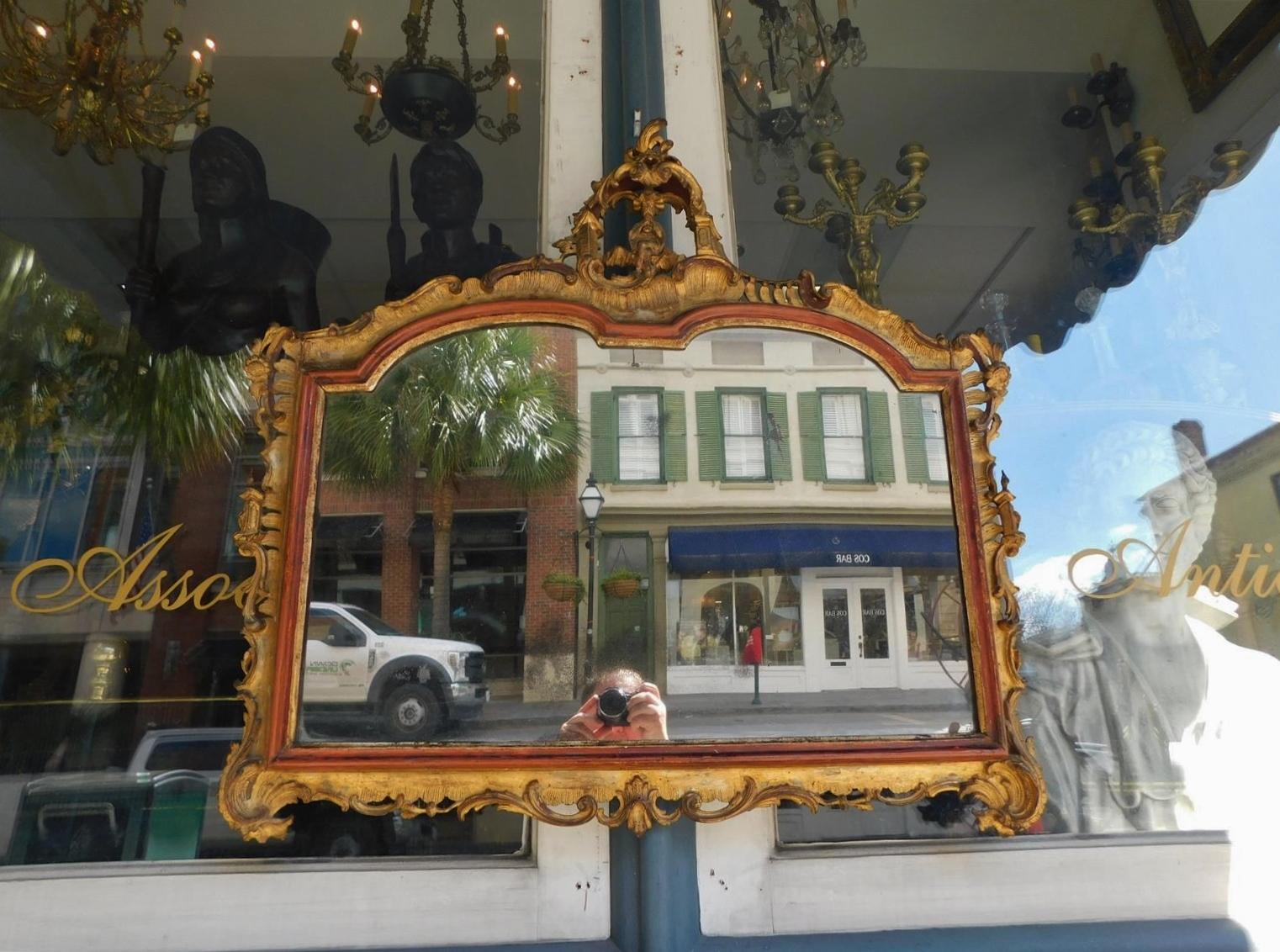 Venezianische Figural Pagode Crest vergoldet geschnitztem Holz und Gesso rot lackiert gescrollt Laub Wandspiegel. Der Spiegel behält das Originalglas und die Holzrückwand. Ende des 18. Jahrhunderts.