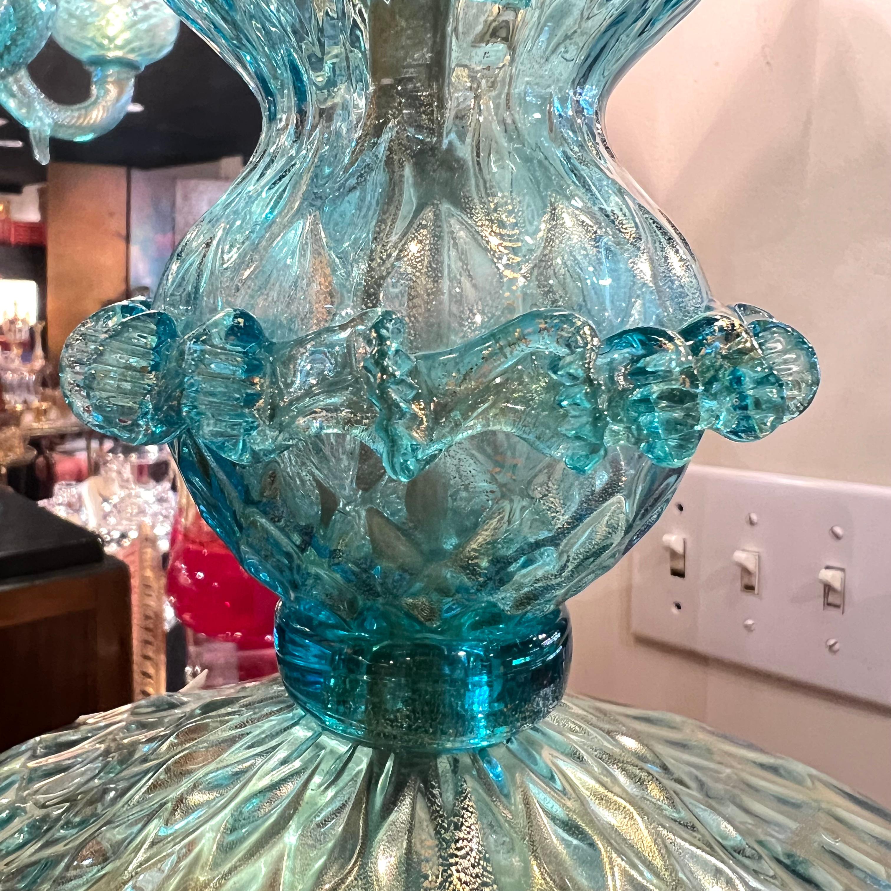  Venezianische Flambeau-Glas-Tischlampen mit Goldflecken und Messingdesign im Angebot 3
