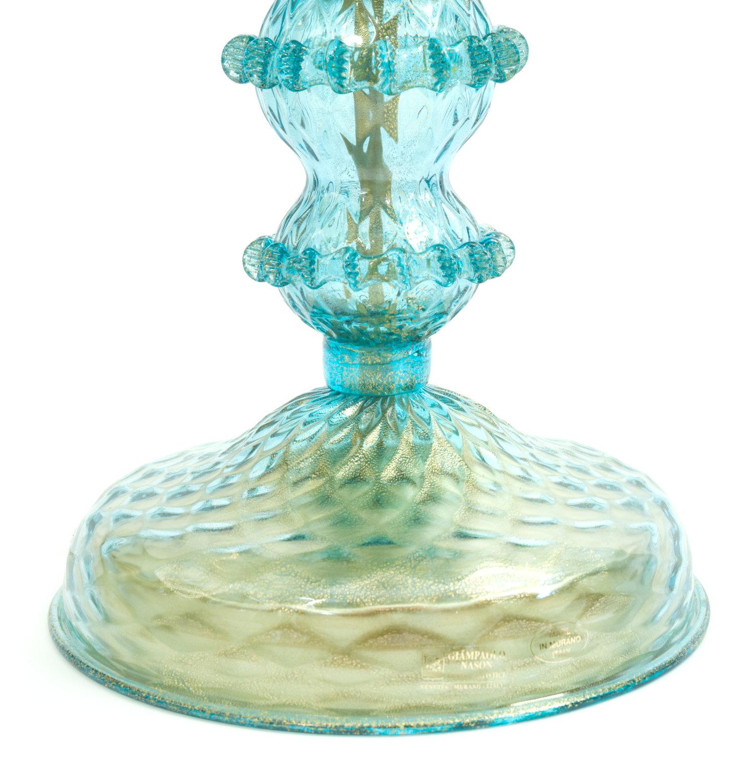 Beleuchten Sie Ihren Raum mit der fesselnden Schönheit und den erhabenen Farben dieser exquisiten, handgefertigten venezianischen Tischlampe / Flambeau, die aus dem Italien des späten 20. Jahrhunderts stammt. Die  Lampe ist ein wahres Kunstwerk, das