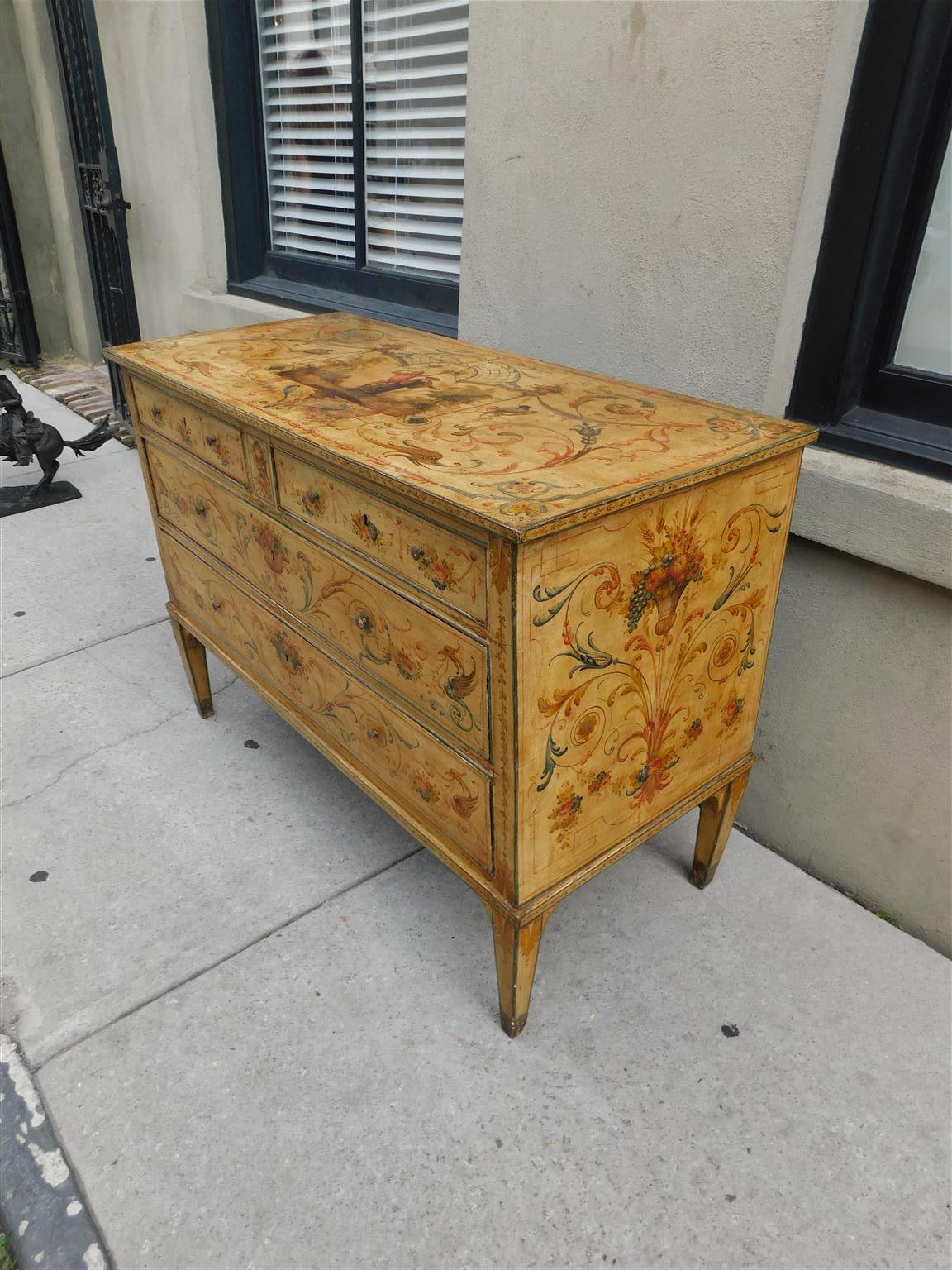 Cassettone veneziano neoclassico dipinto a fogliame con quattro cassetti, con pomelli originali in ottone e poggiante su gambe affusolate con risvolto, fine XVIII secolo