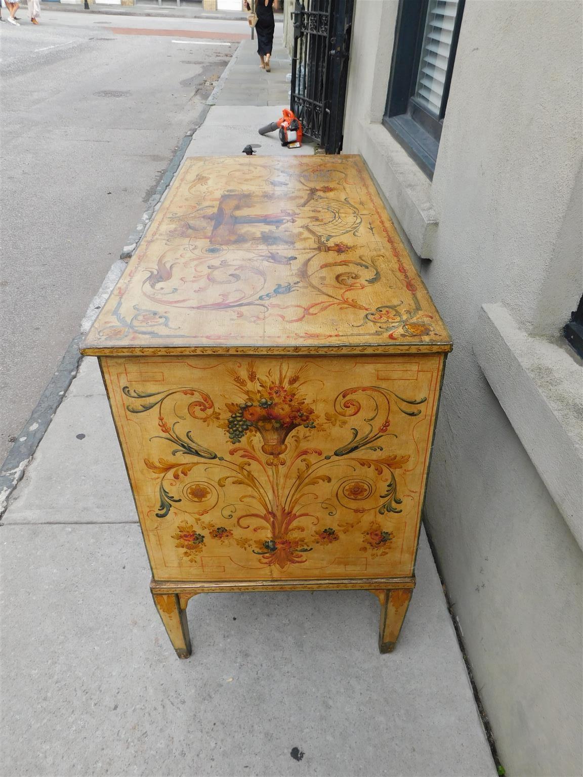 Neoclassico Comò a quattro cassetti dipinto a fogliame veneziano con gambe affusolate, C.C. 1780 in vendita