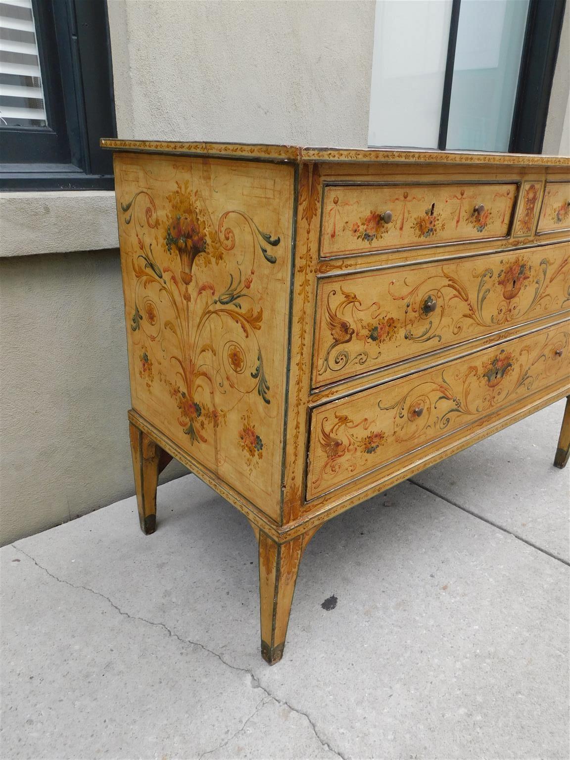 Comò a quattro cassetti dipinto a fogliame veneziano con gambe affusolate, C.C. 1780 In condizioni ottime in vendita a Charleston, SC