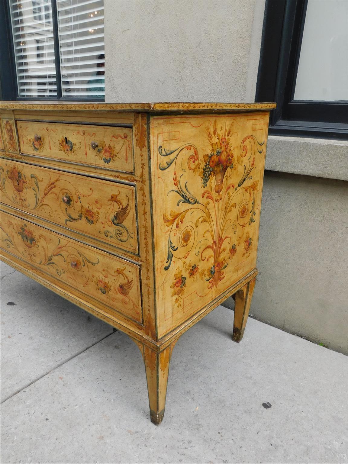 Fine XVIII secolo Comò a quattro cassetti dipinto a fogliame veneziano con gambe affusolate, C.C. 1780 in vendita