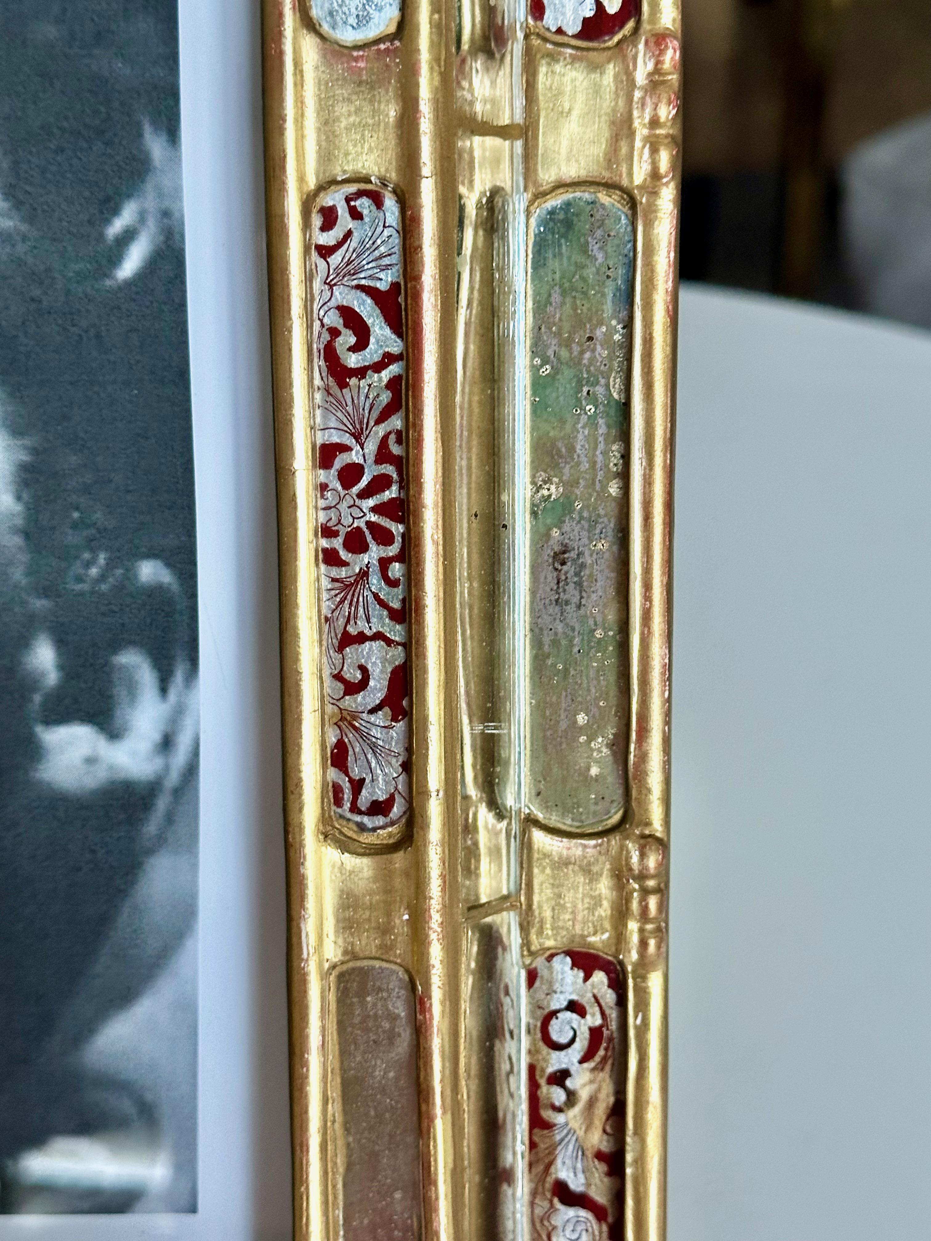 Cadre photo en bois doré vénitien peint à l'envers en vente 5