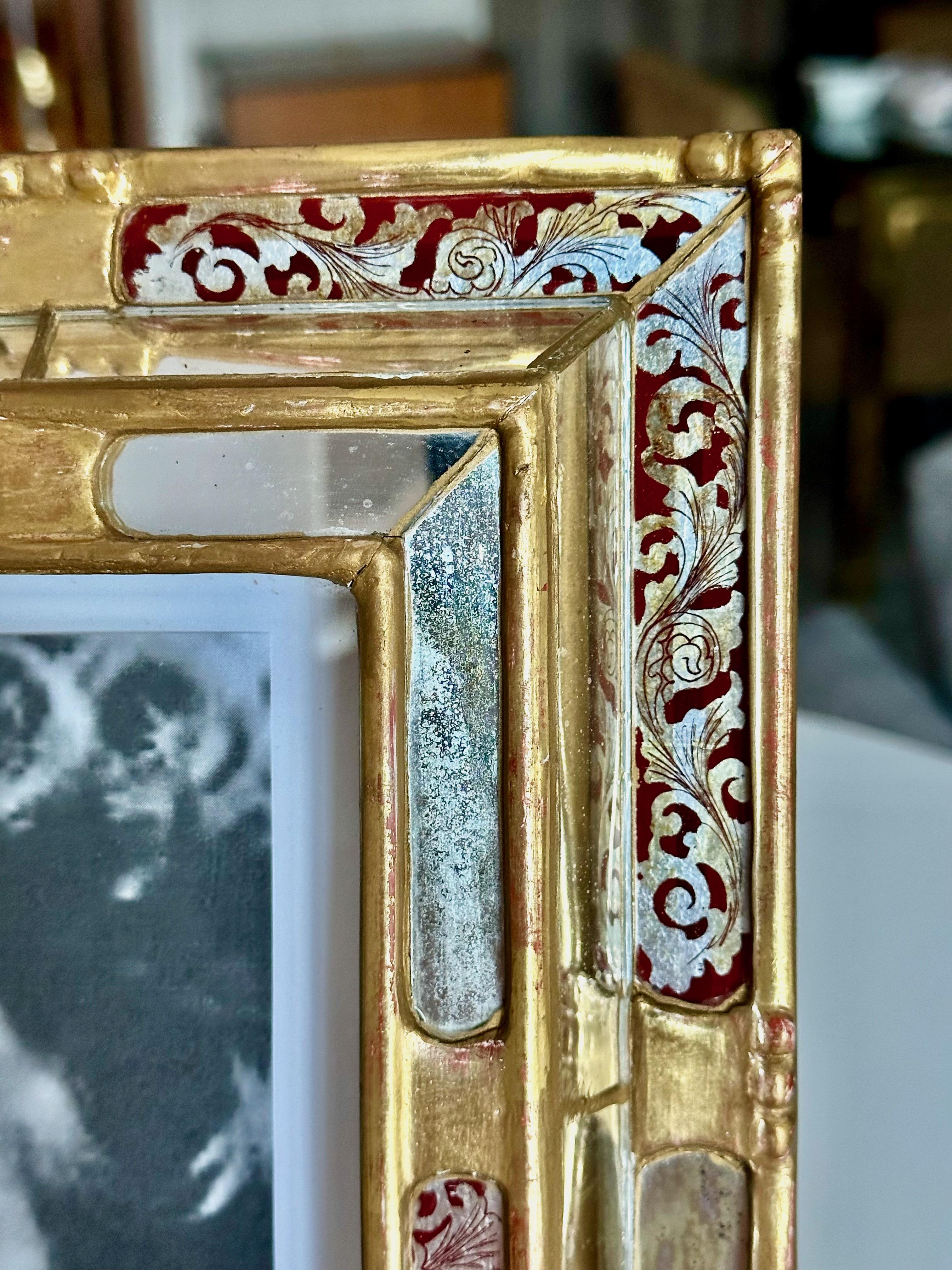 Cadre photo en bois doré vénitien peint à l'envers en vente 6