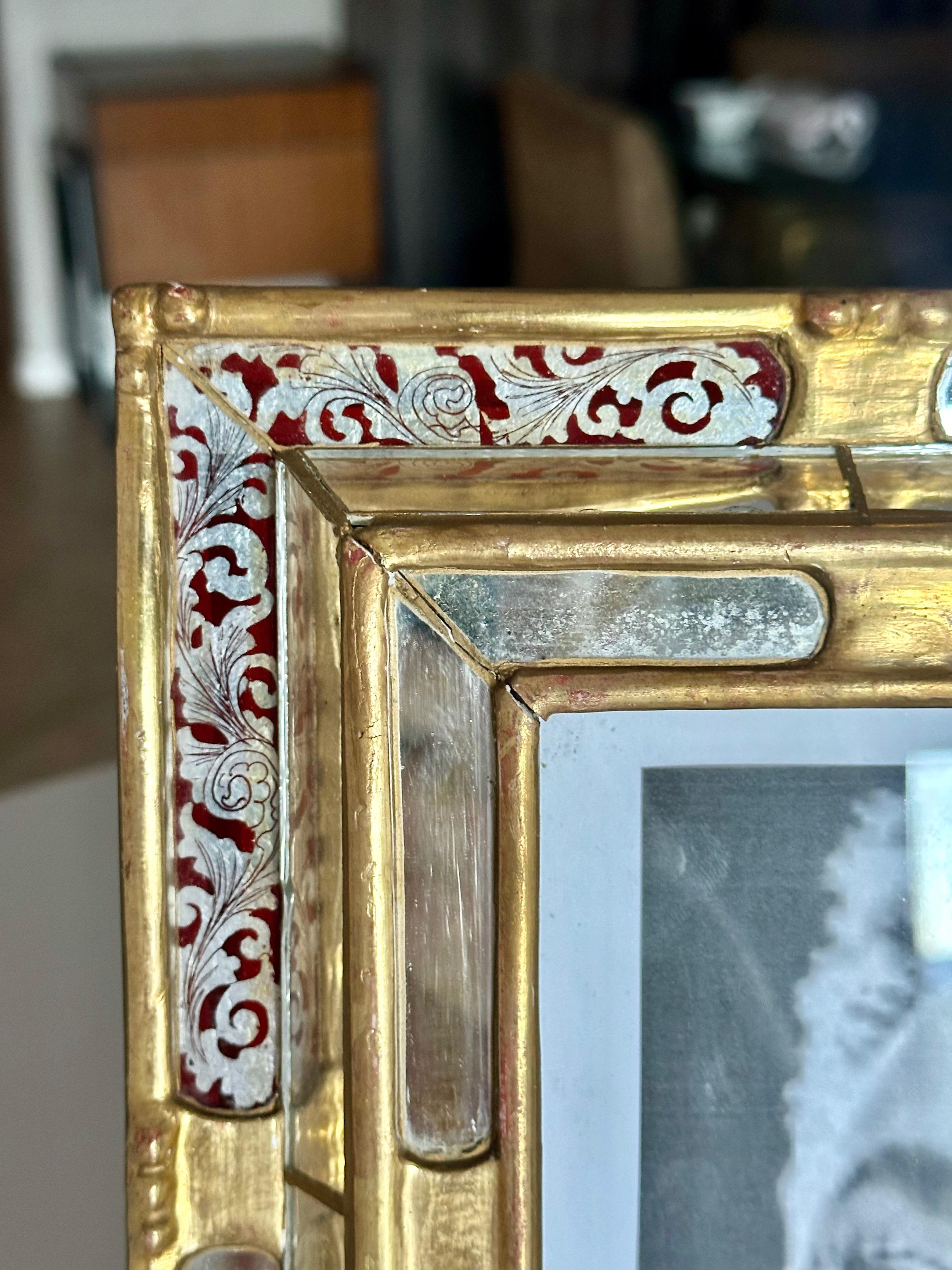 Cadre photo en bois doré vénitien peint à l'envers en vente 7