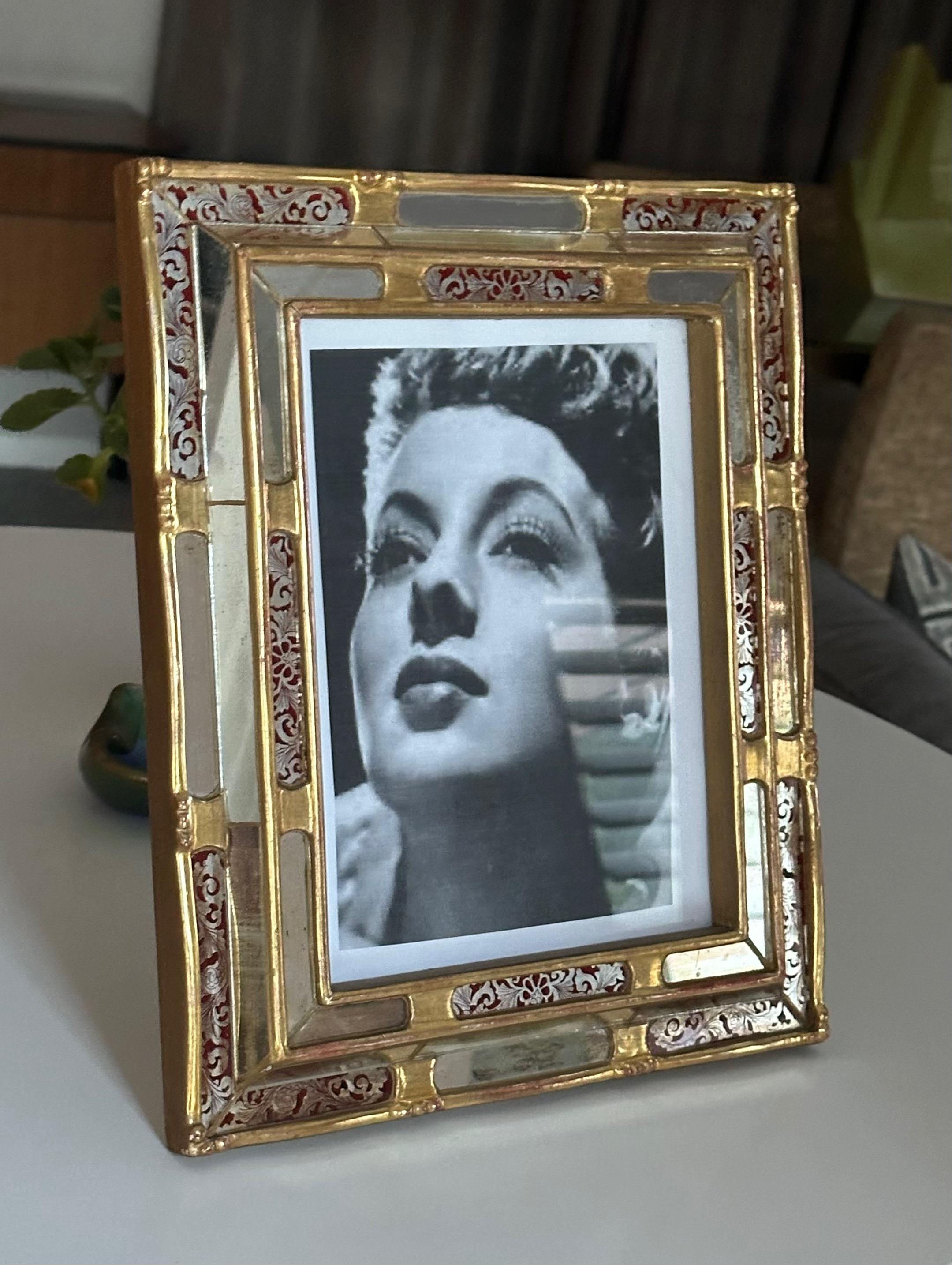 Cadre photo en bois doré vénitien peint à l'envers en vente 13