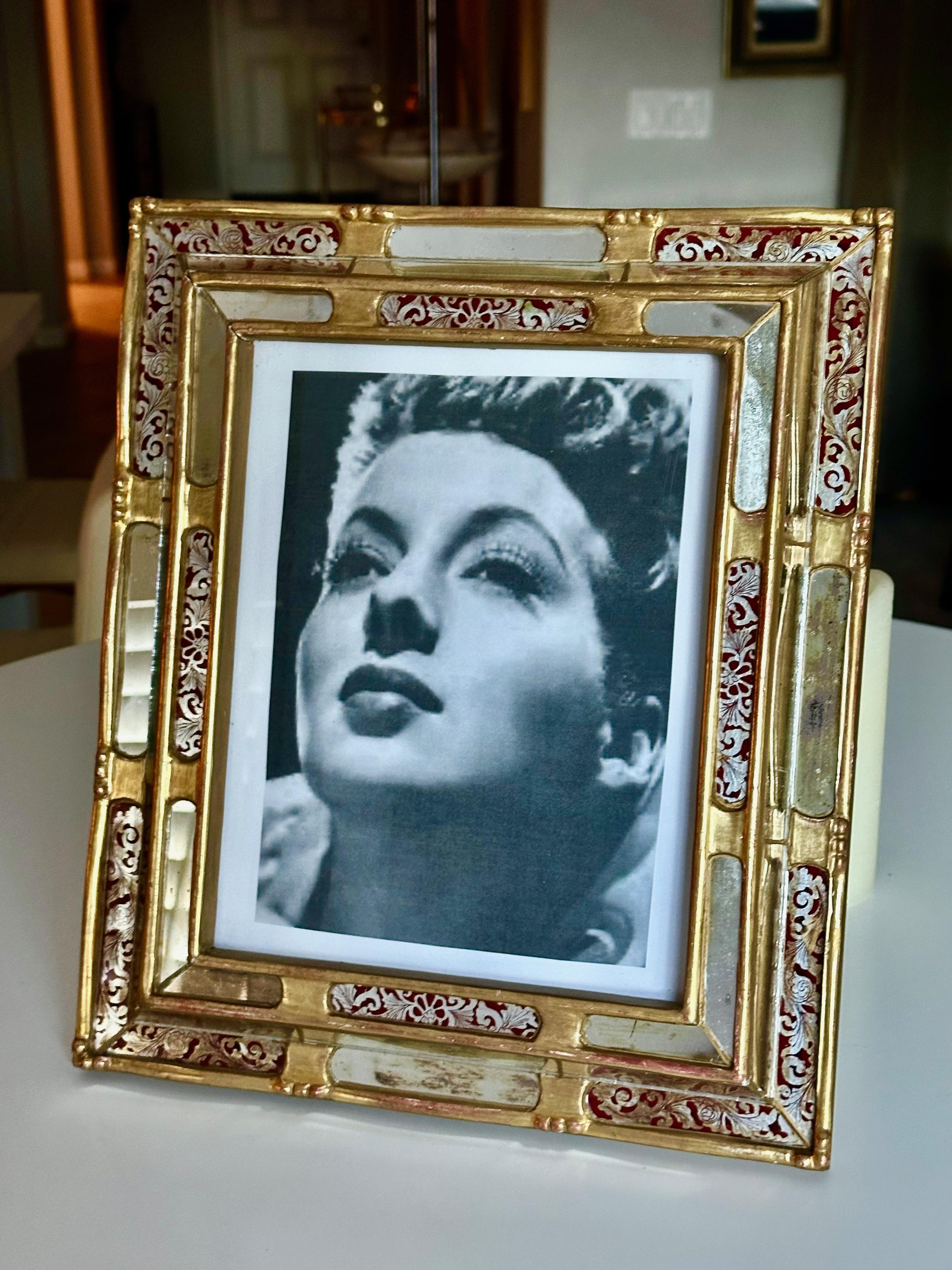 italien Cadre photo en bois doré vénitien peint à l'envers en vente