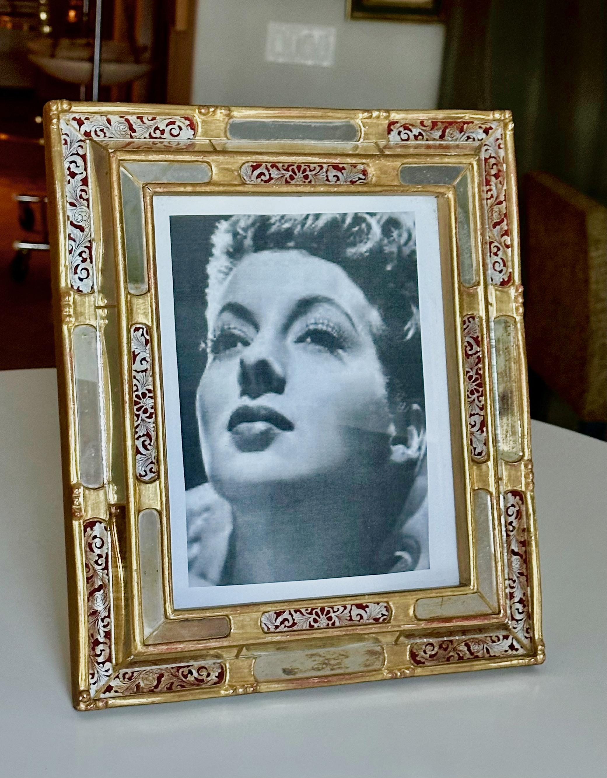 Milieu du XXe siècle Cadre photo en bois doré vénitien peint à l'envers en vente