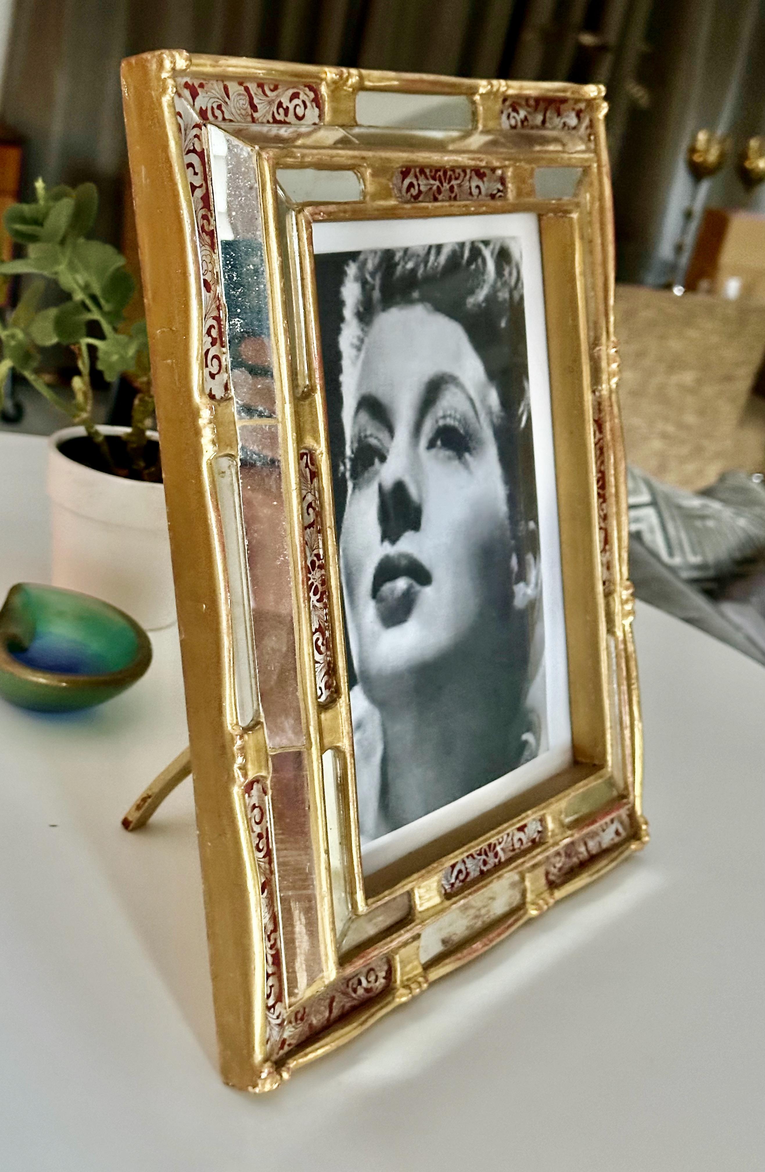 Cadre photo en bois doré vénitien peint à l'envers en vente 1