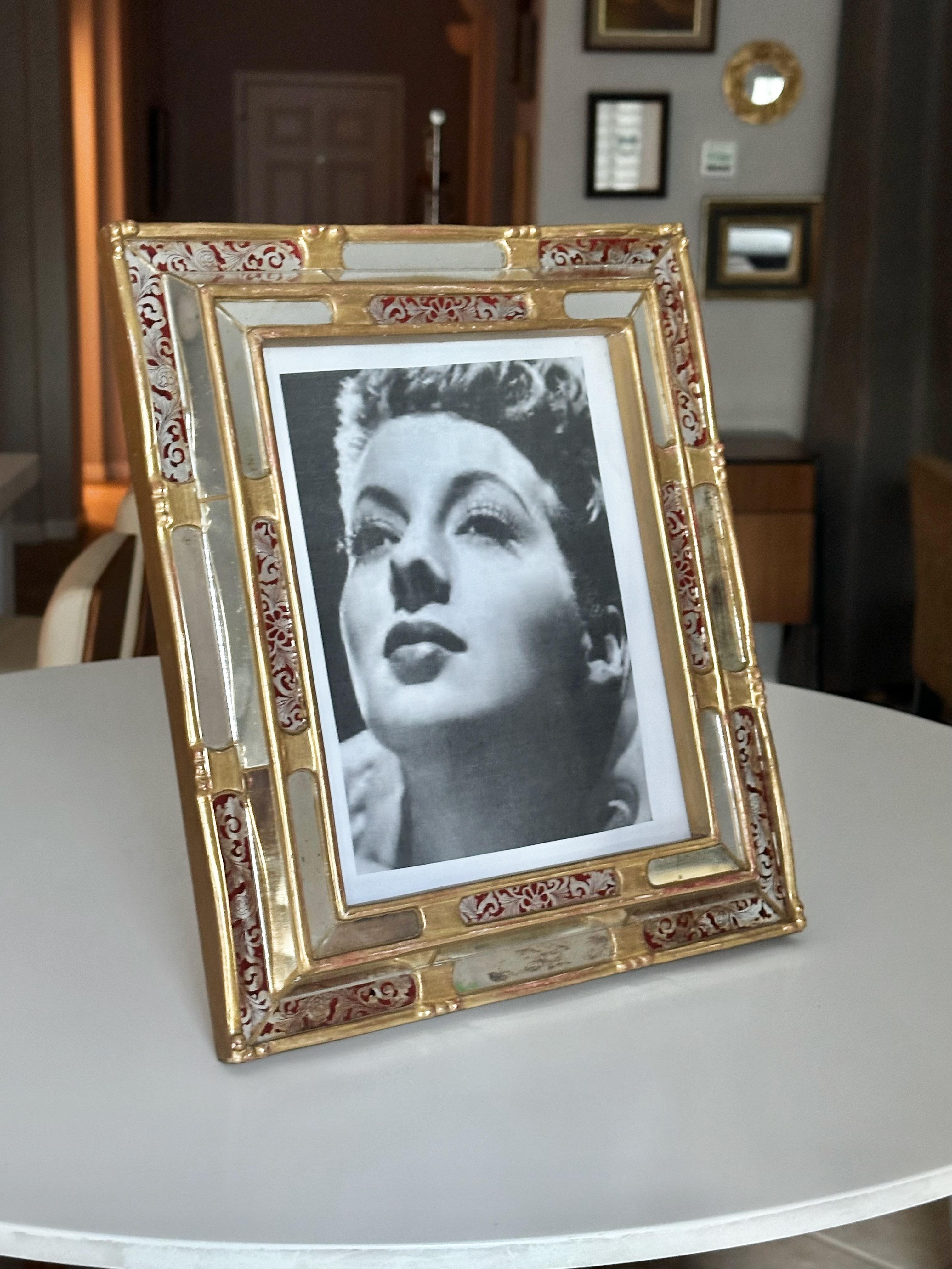 Cadre photo en bois doré vénitien peint à l'envers en vente 2