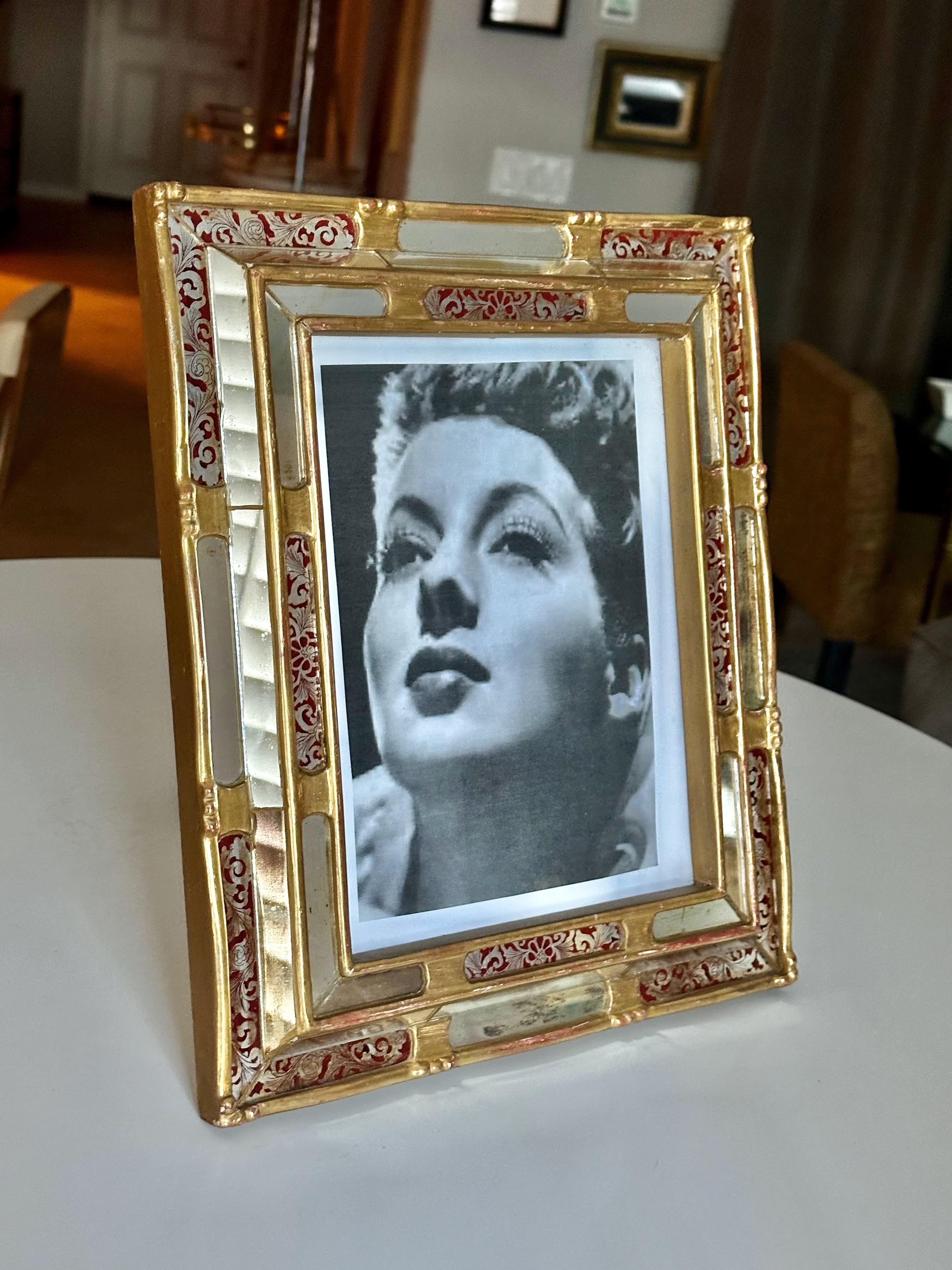 Cadre photo en bois doré vénitien peint à l'envers en vente 3