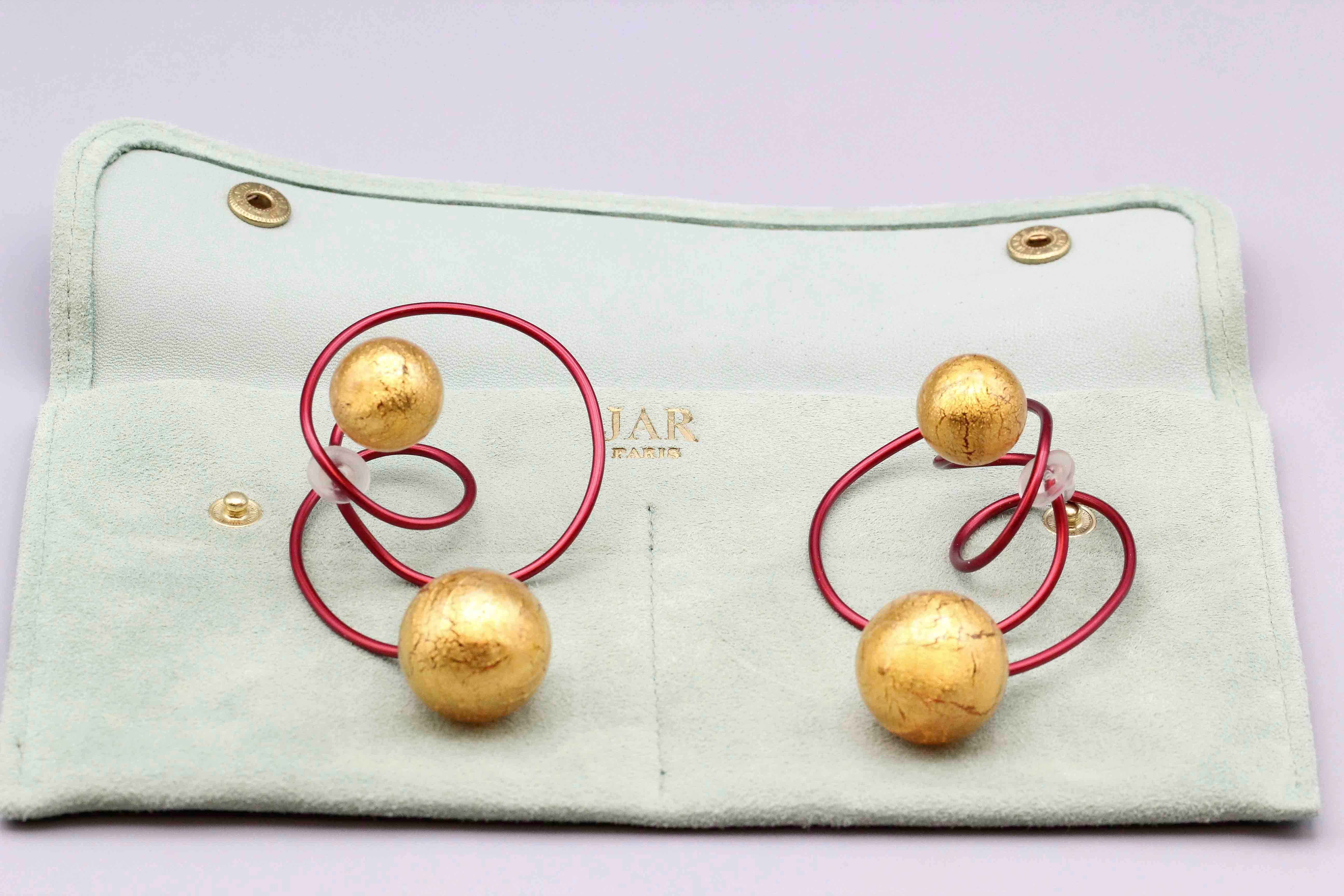 The Carnival a Venise earrings feature glass beads lined with gold leaf, enhanced by titanium wires, marked JAR Paris, reference number, and TITANE.  Rare red titanium wire on yellow gold leaf glass spheres. Weight approx. 36 grams. With original