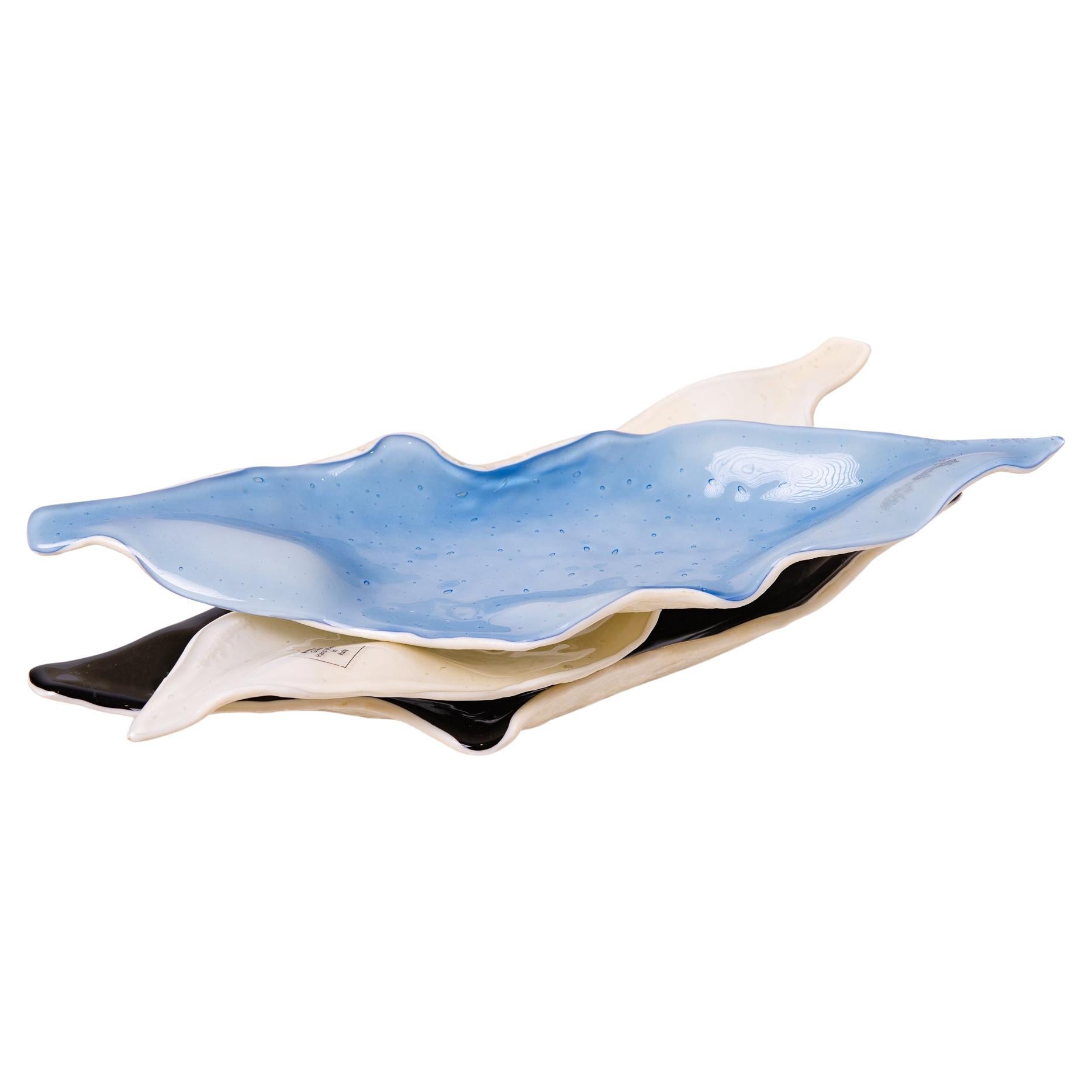 Tre ciotole in vetro veneziano: blu, nero e avorio. 
Vedi anche la composizione di grandi lastre di vetro con gli stessi colori.

rif. O/6371.