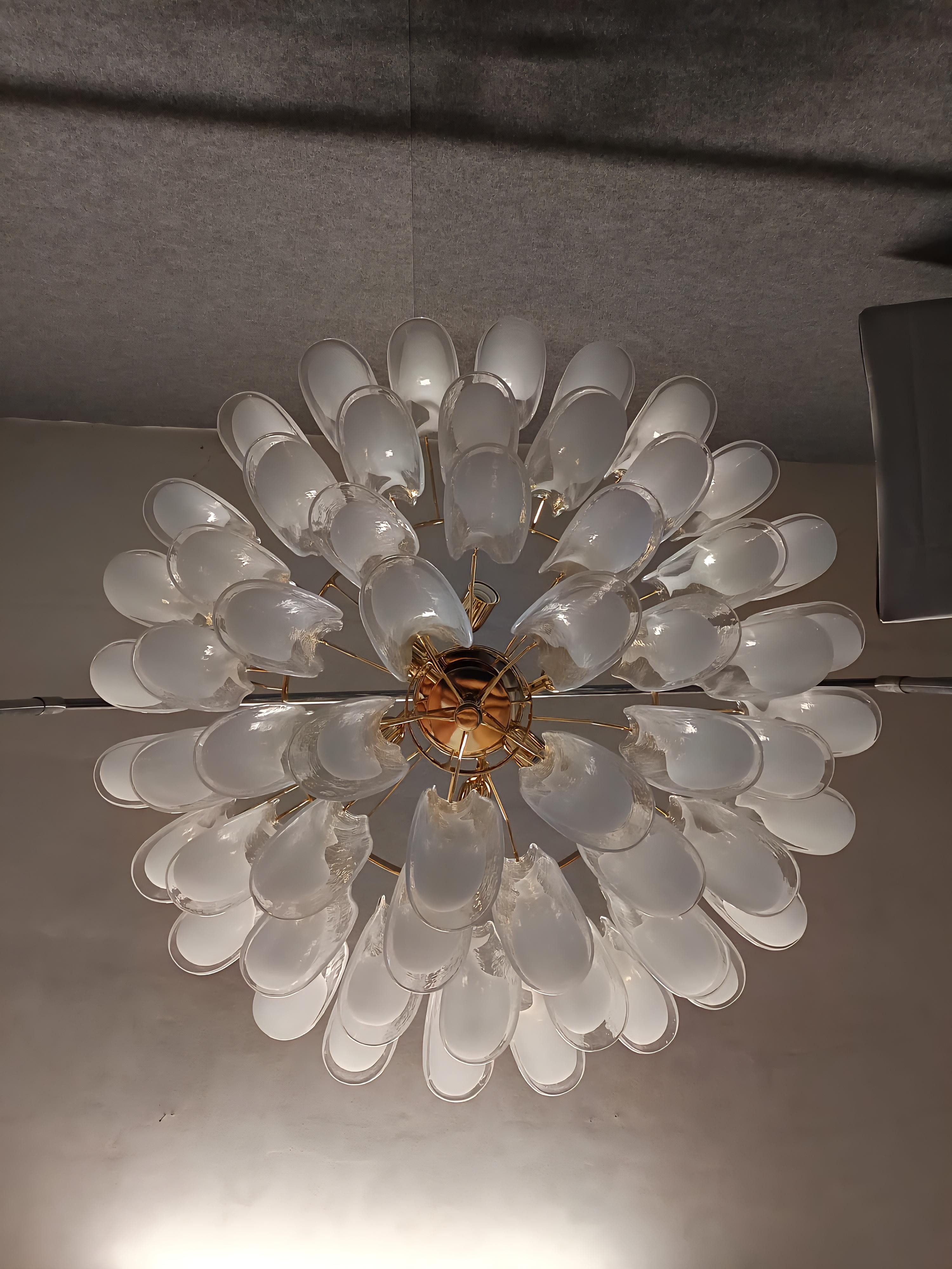 Venetian Glass Chandelier with 62 White Leaves, Murano Made in Italy Available in vendita 3